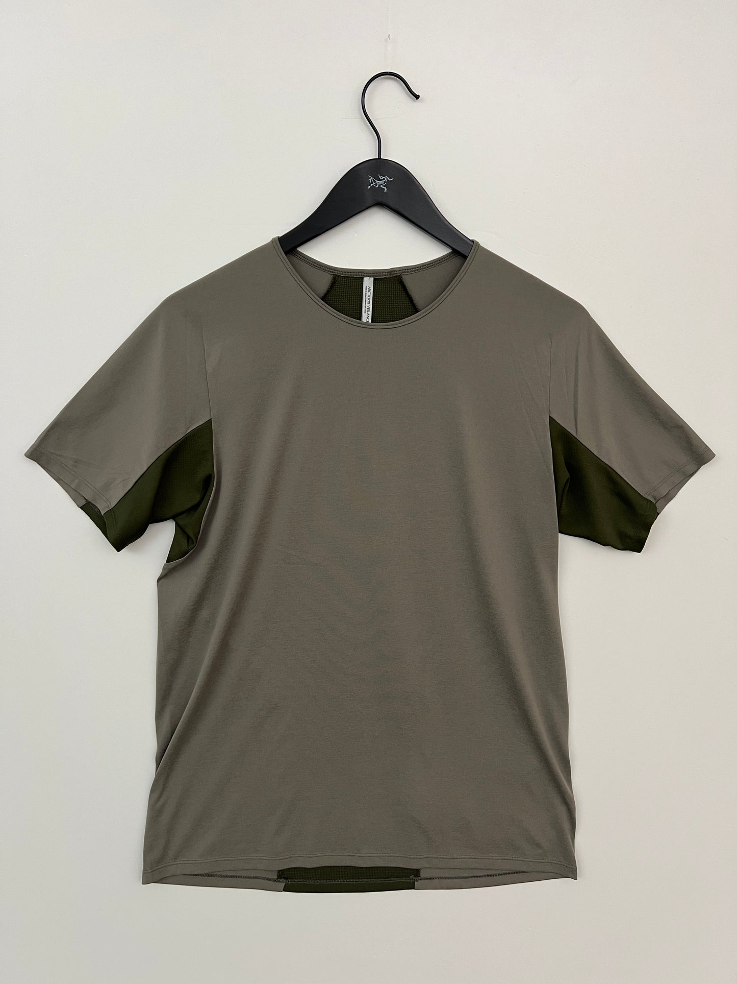 Arc’teryx Veilance Cevian Comp SS Shirt Moondust & Olive Green Men’s L Large