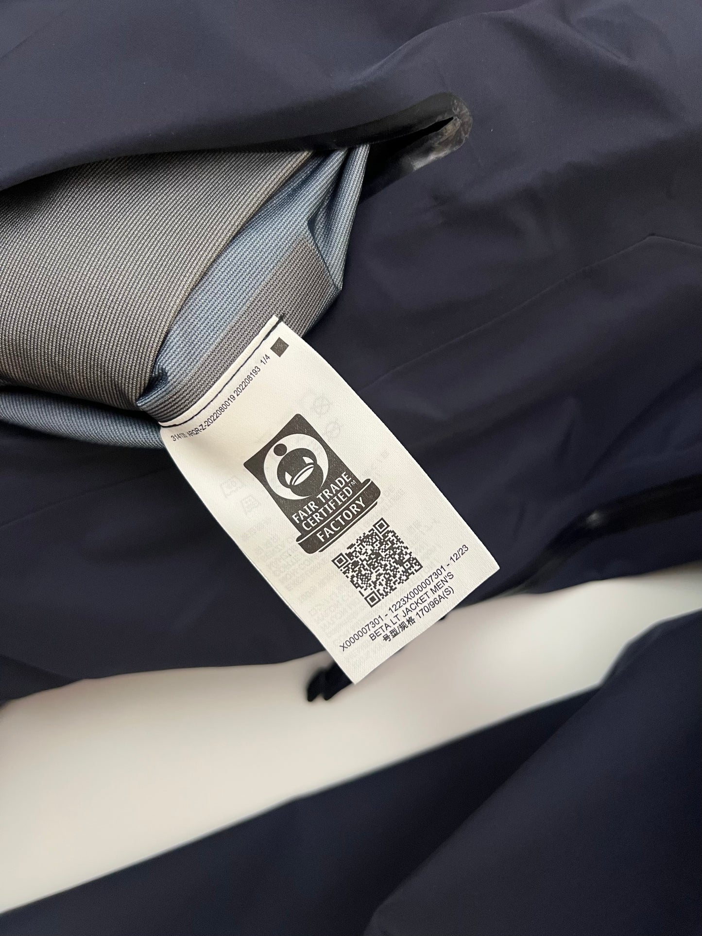 Arc’teryx Beta LT Jacket Black Sapphire Men's S Small Gore-Tex