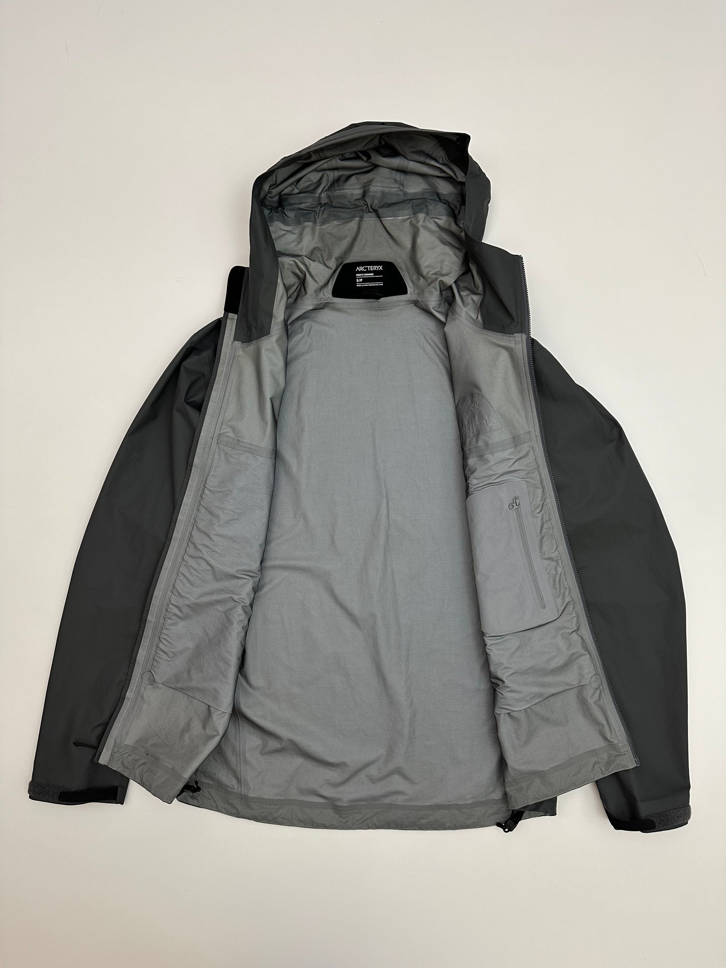 Arc’teryx Beta Jacket Cloud Grey Men’s S Small Gore-Tex