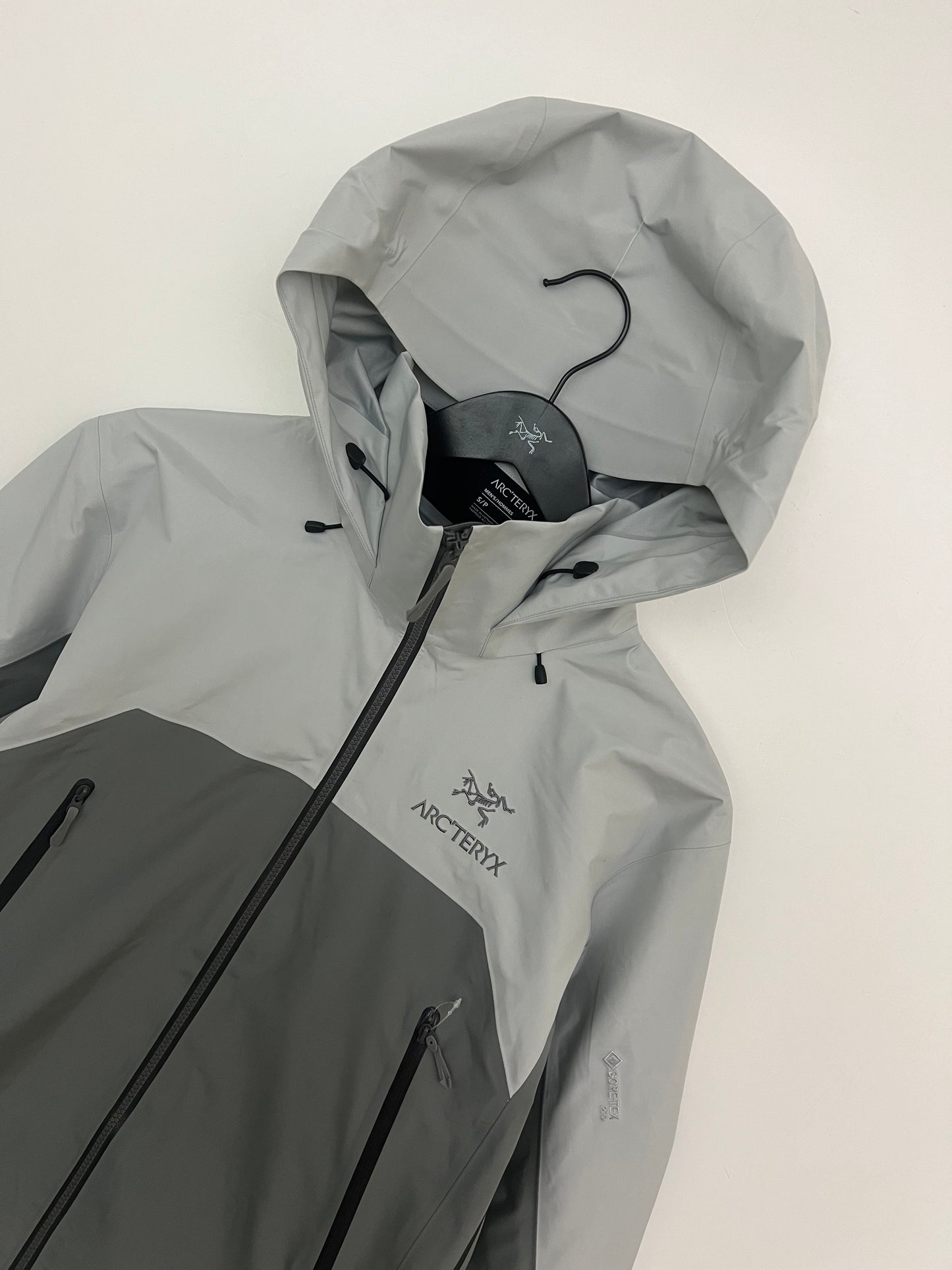 Arc’teryx Beta AR Jacket Solitude / Void Men’s M Medium Gore-Tex Pro RECCO