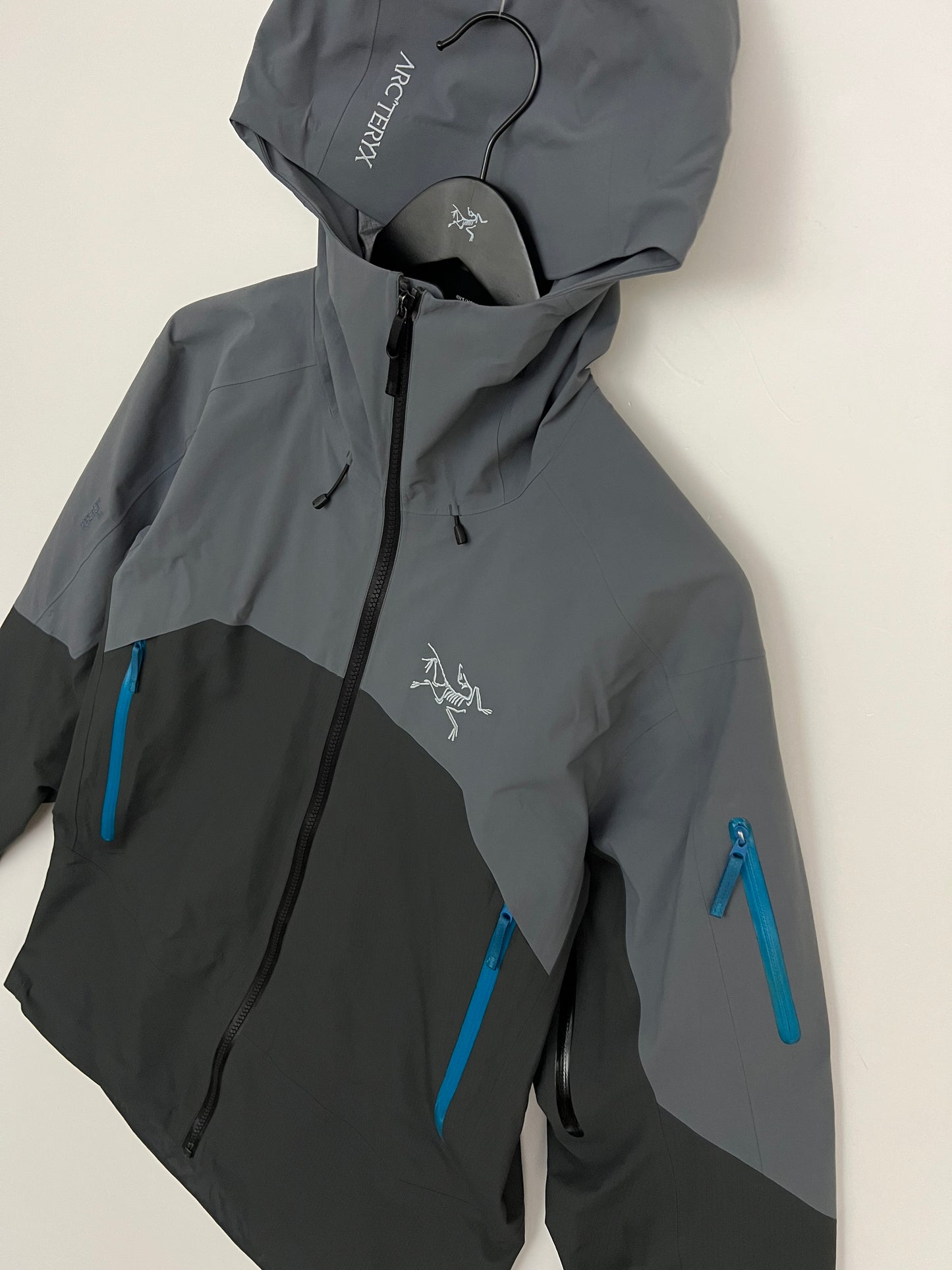 Arc’teryx Rush Jacket Tungsten Magnet Men’s M Medium Gore-Tex Pro RECCO