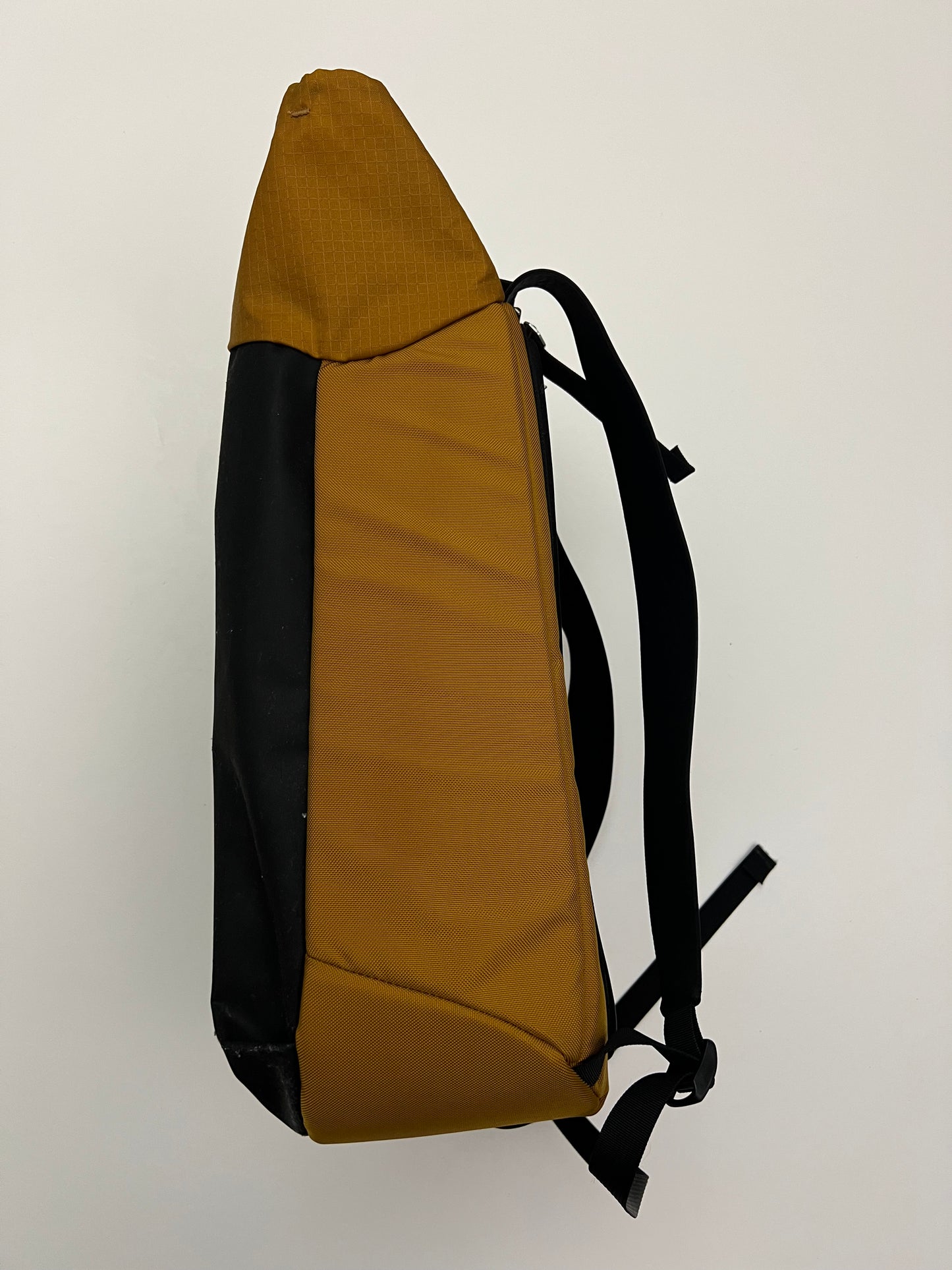 Arc’teryx Arro 20 Bucket Bag Realm