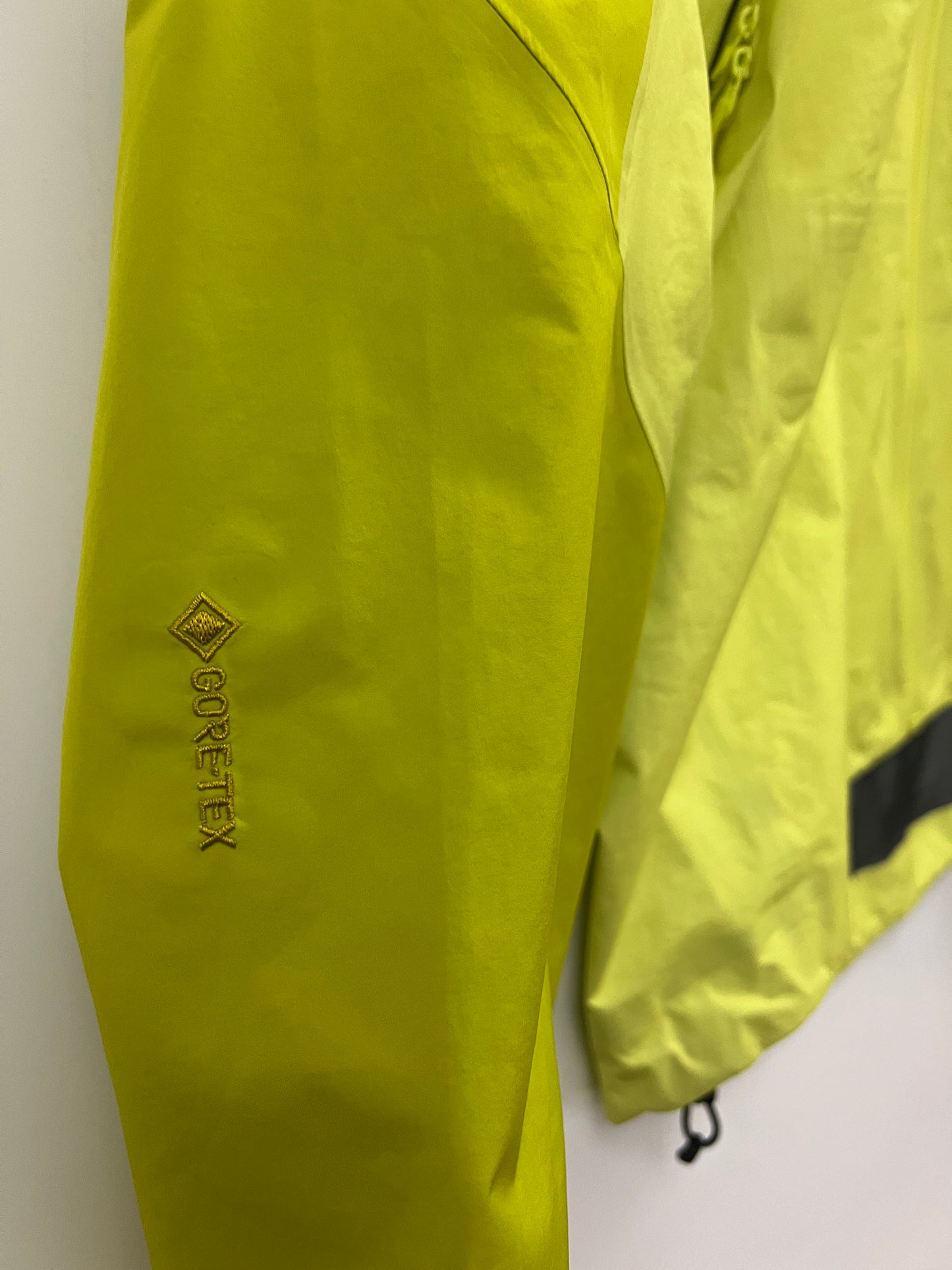 Arc’teryx Alpha Jacket Euphoria / Lampyre Yellow Men’s XXL Gore-Tex Pro RECCO
