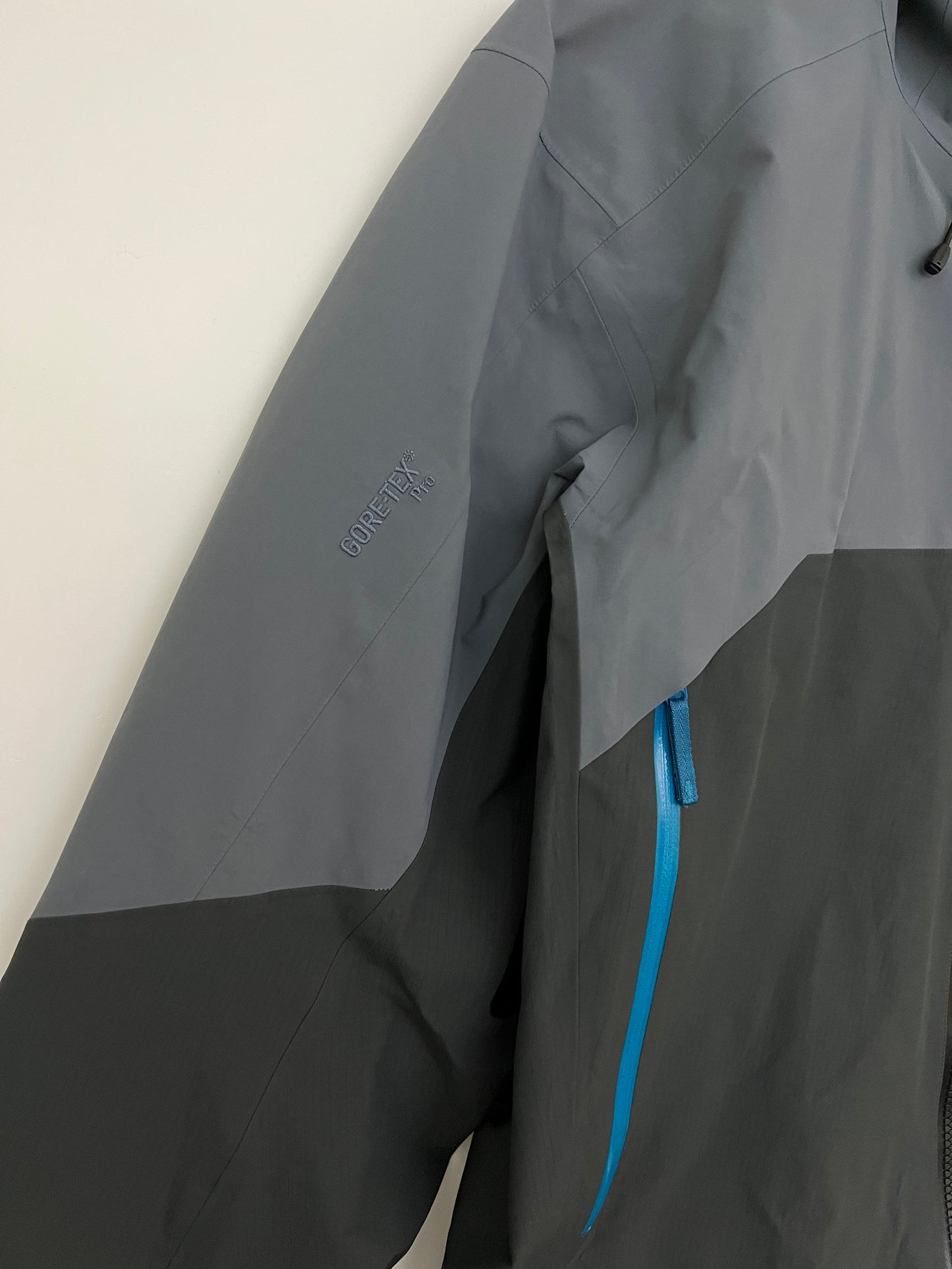 Arc’teryx Rush Jacket Tungsten Magnet Men’s M Medium Gore-Tex Pro RECCO