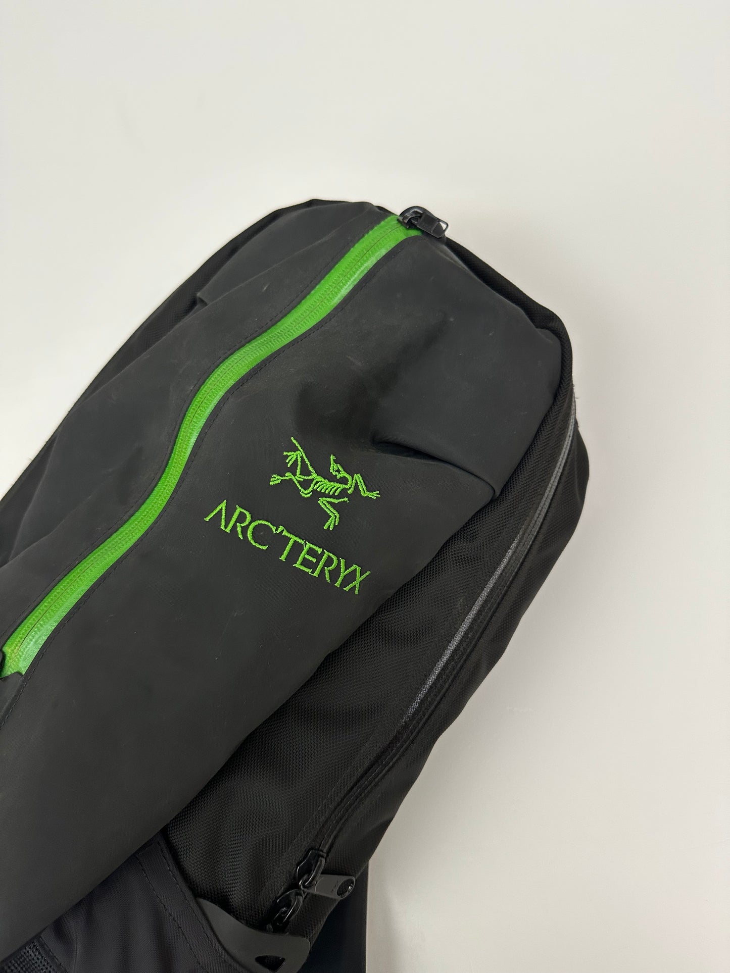 Arc’teryx Arro 22 Backpack Black / Khasi Green
