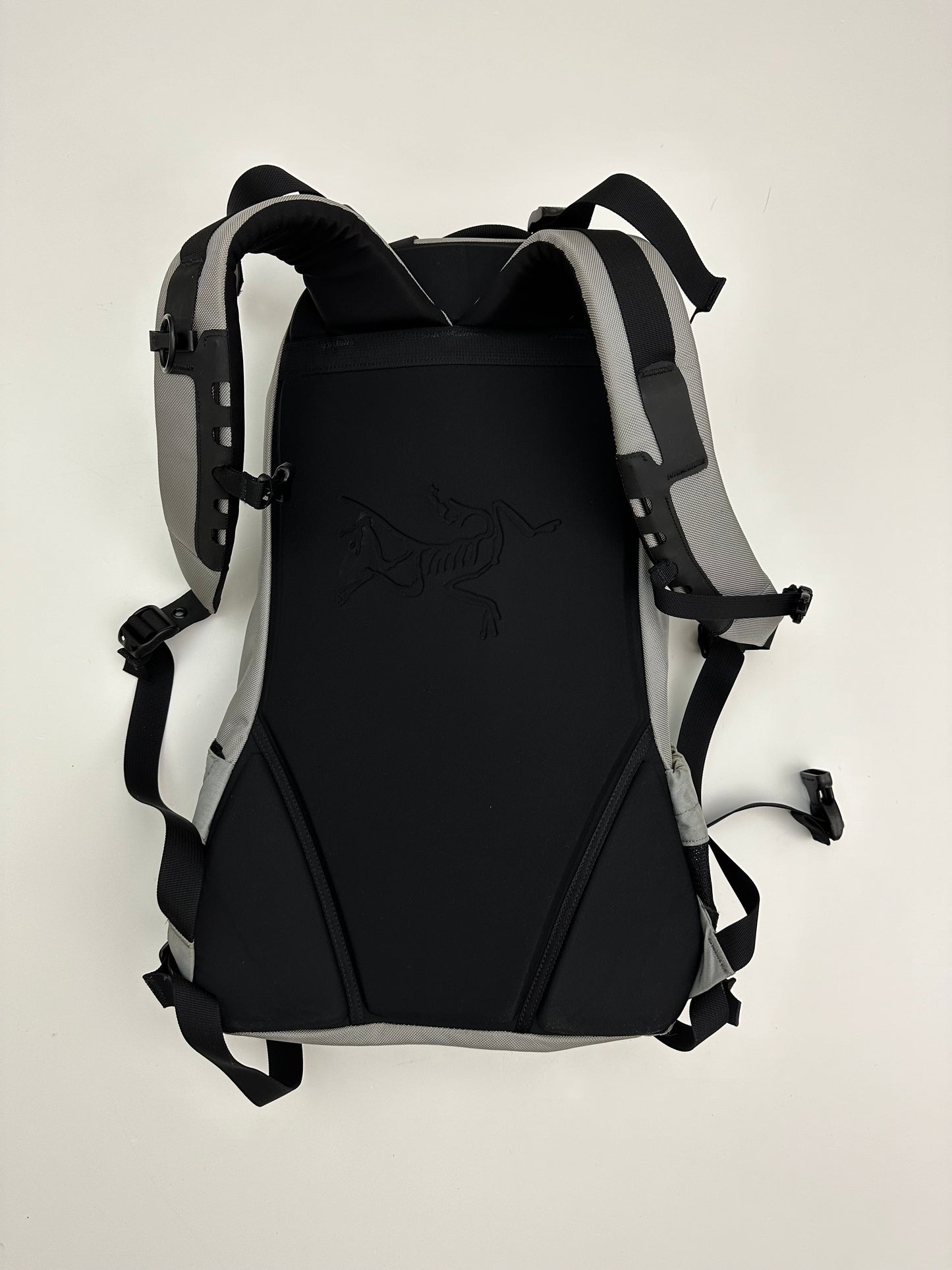 Arc’teryx Arro 22 Backpack Black / Grey