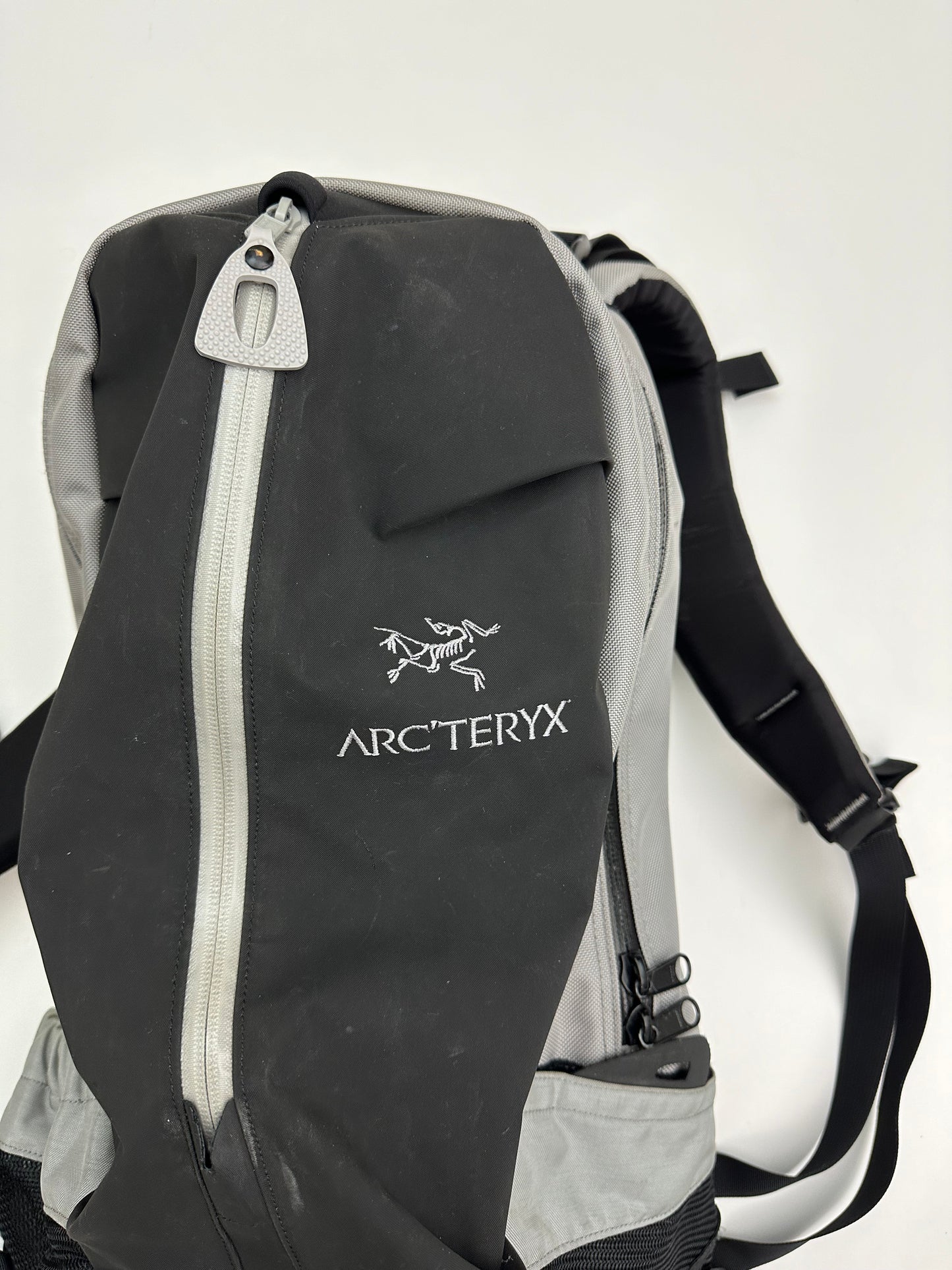 Arc’teryx Arro 22 Backpack Black / Grey