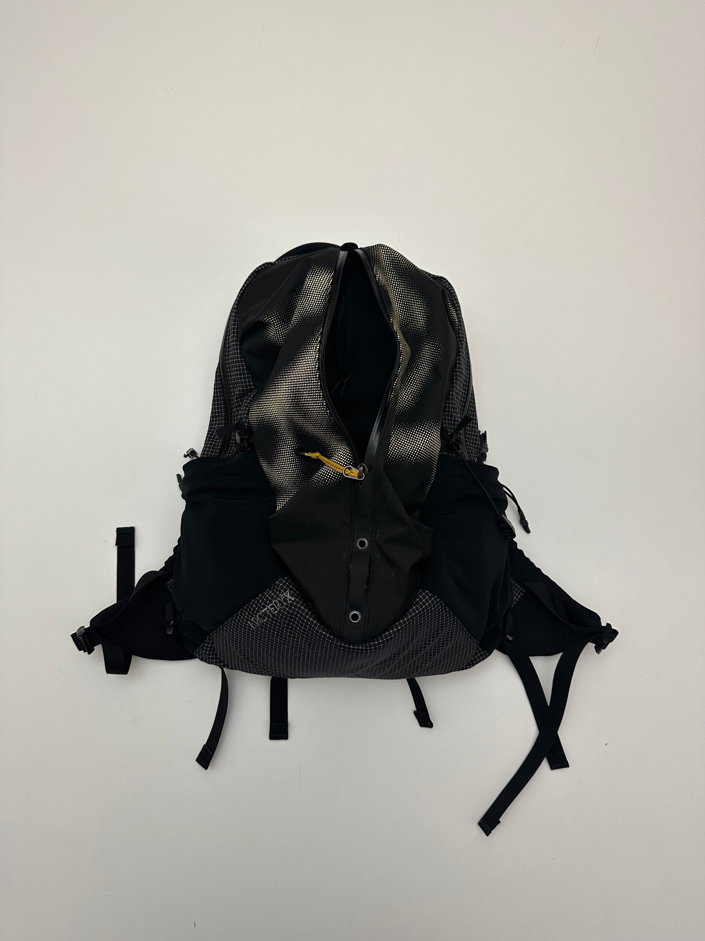 Arc’teryx System A Arro-X 16 Backpack Black / Sand Flax