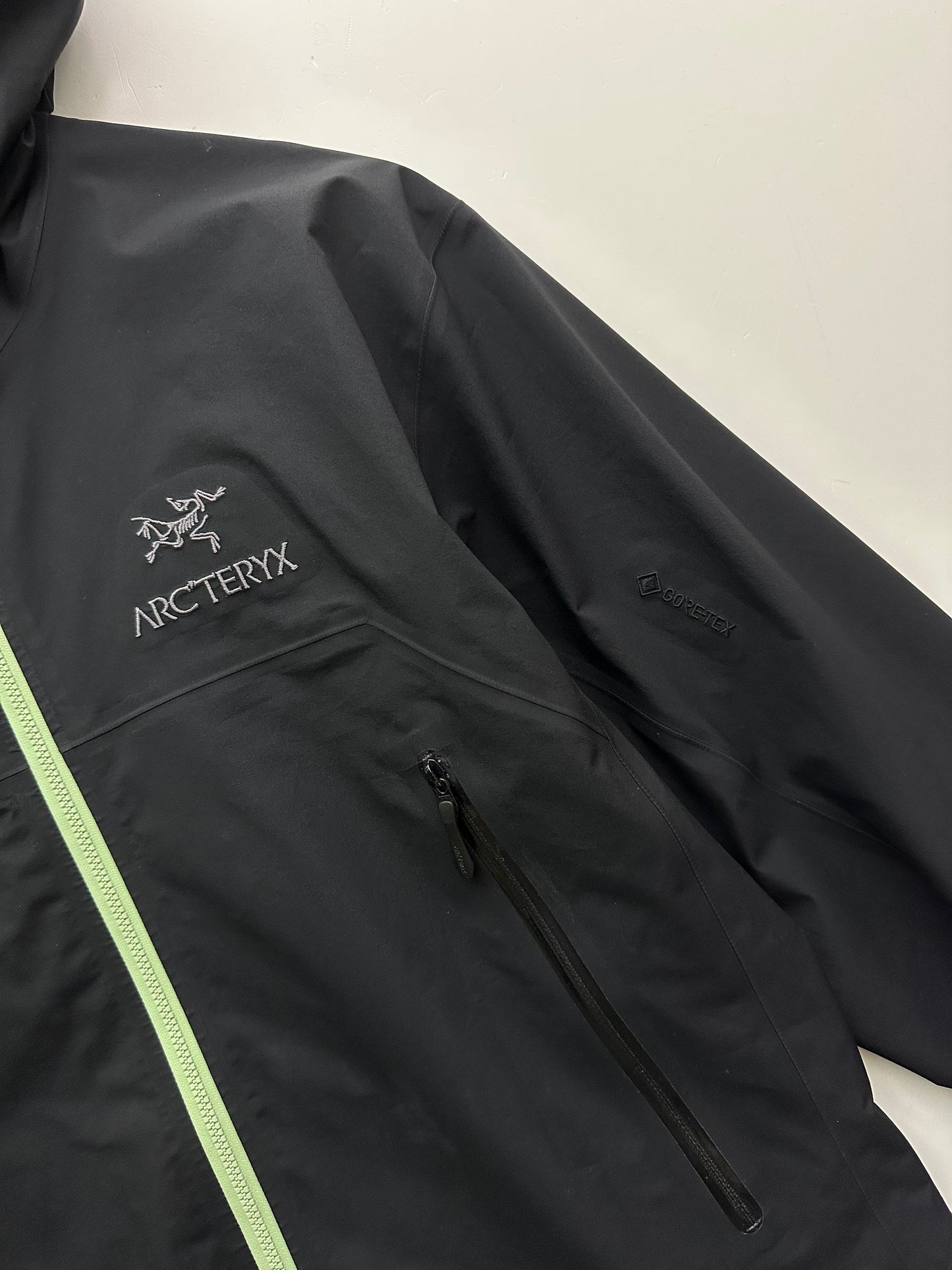 Arc’teryx Beta Jacket Black-Multi Men’s M Medium Gore-Tex