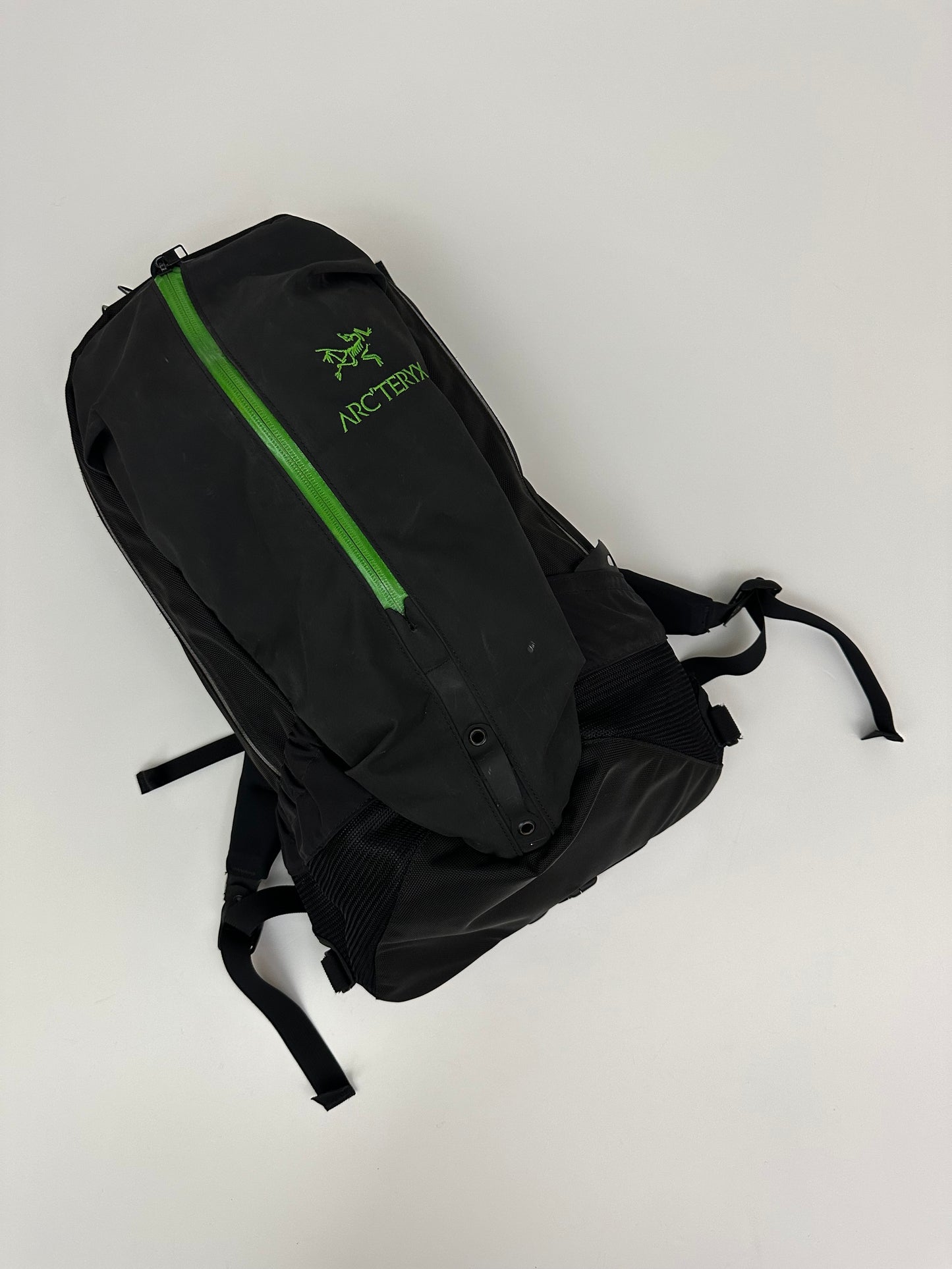 Arc’teryx Arro 22 Backpack Black / Khasi Green