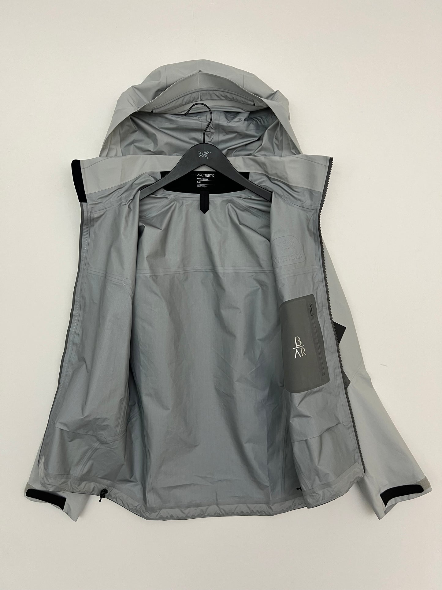 Arc’teryx Beta AR Jacket Solitude / Void Men’s S Small Gore-Tex Pro RECCO