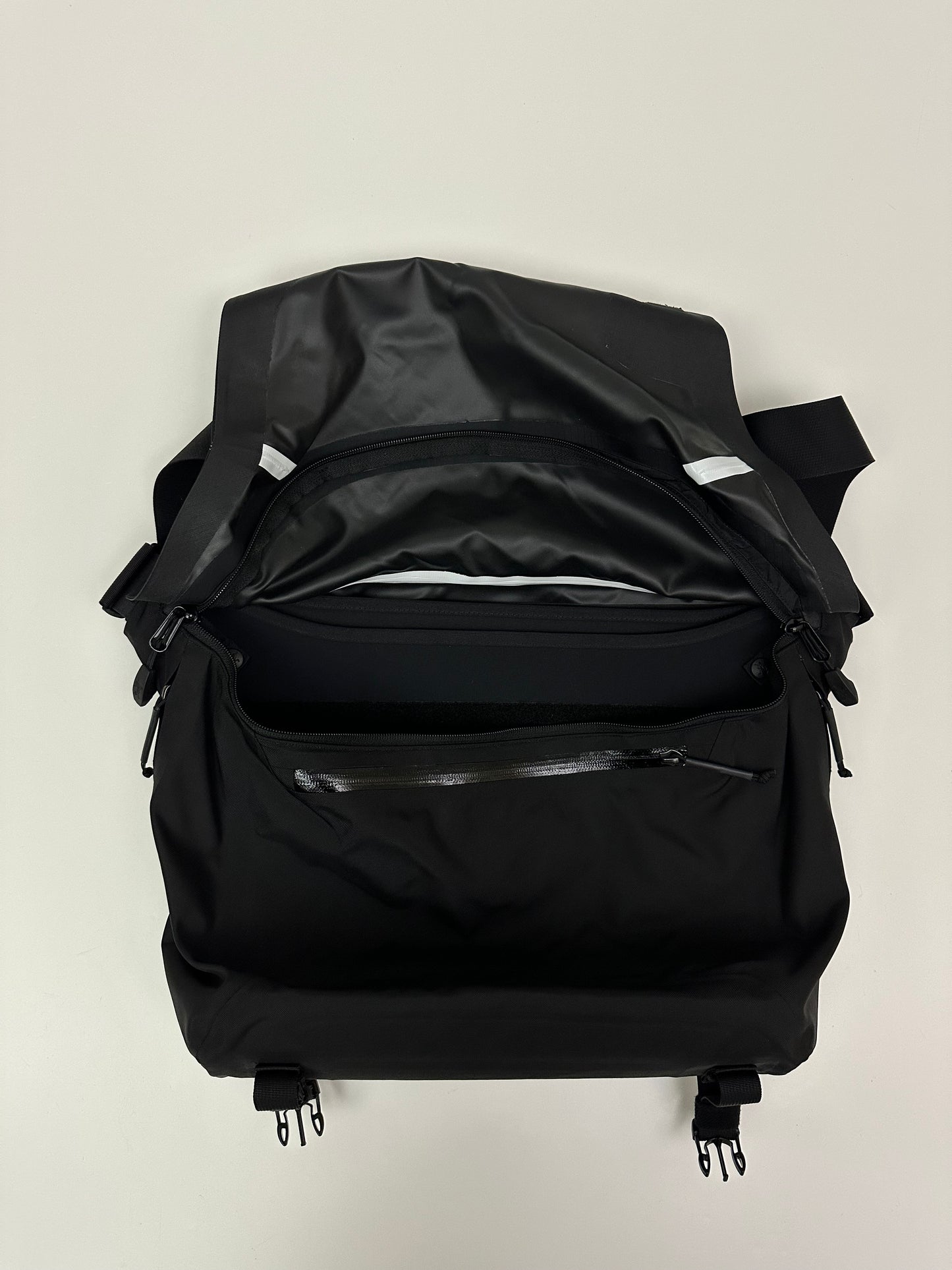 Arc’teryx LEAF Courier Bag 15 Black