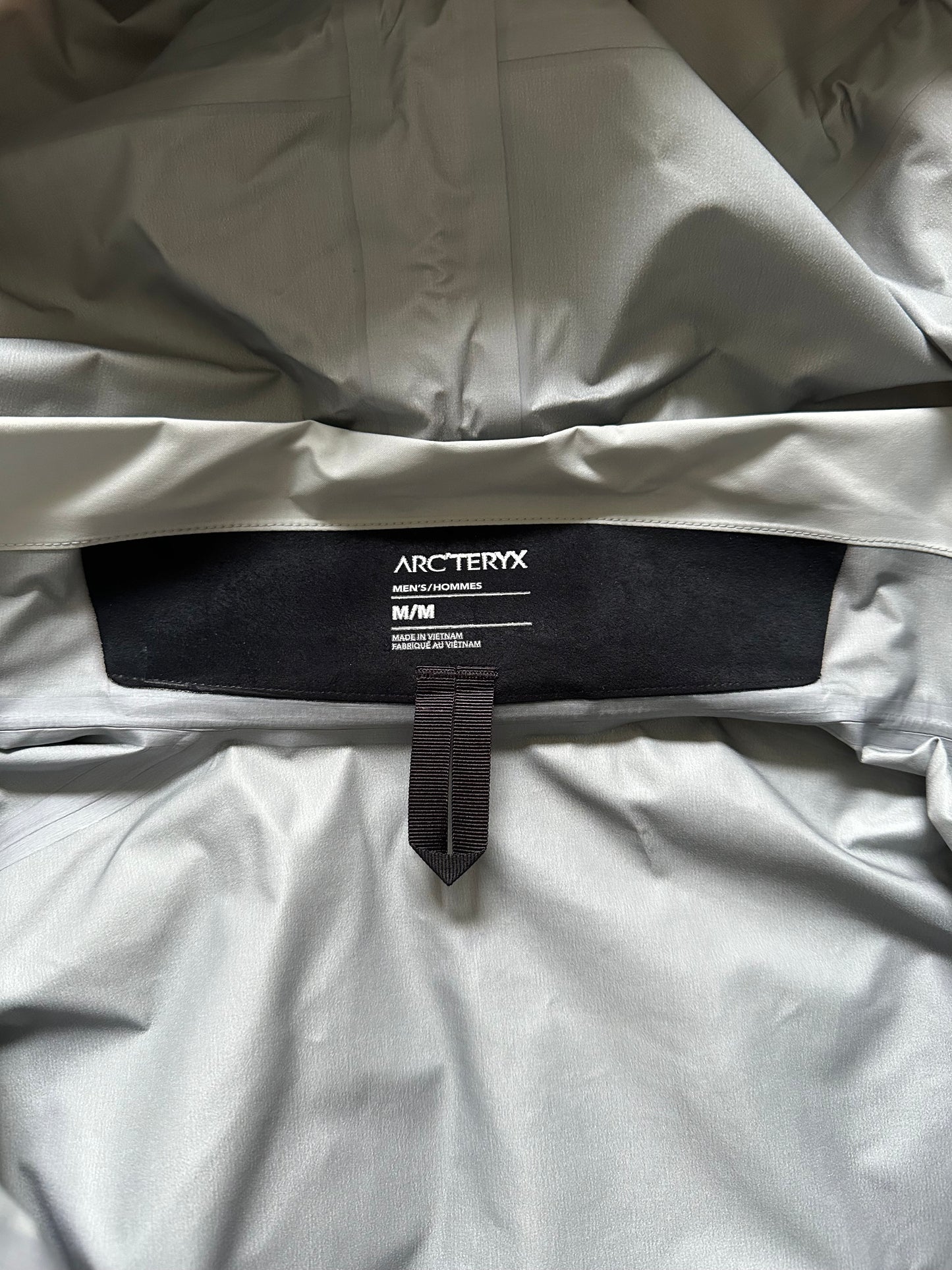 Arc’teryx Beta AR Jacket Solitude / Void Men’s M Medium Gore-Tex Pro RECCO