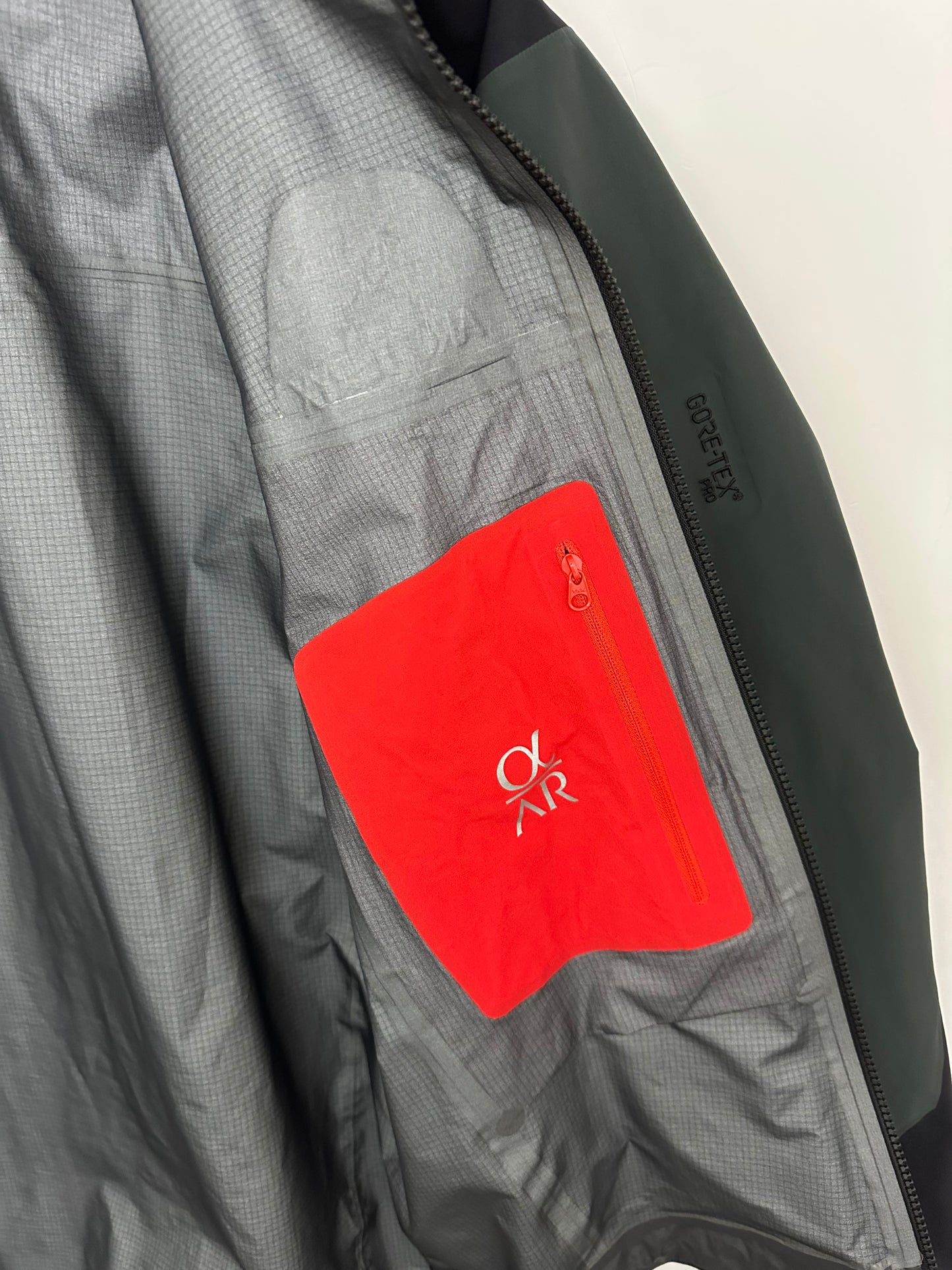 Arc’teryx Alpha AR Jacket Graphite Grey Men’s S Small Gore-Tex Pro