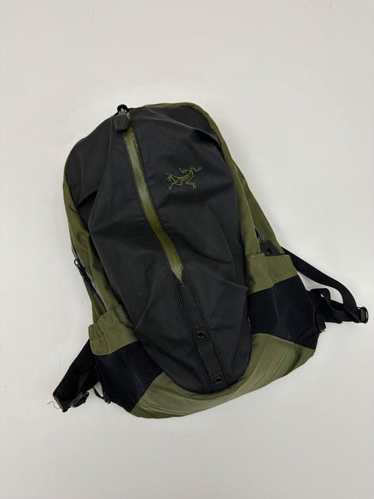 Arc’teryx Arro 16 Backpack Green / Black