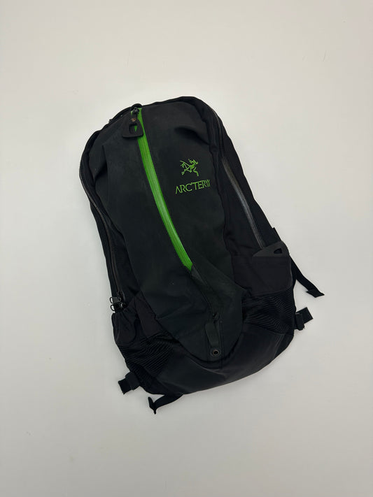 Arc’teryx Arro 22 Backpack Black / Khasi Green