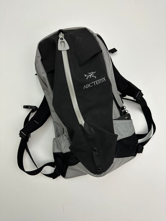 Arc’teryx Arro 22 Backpack Black / Grey