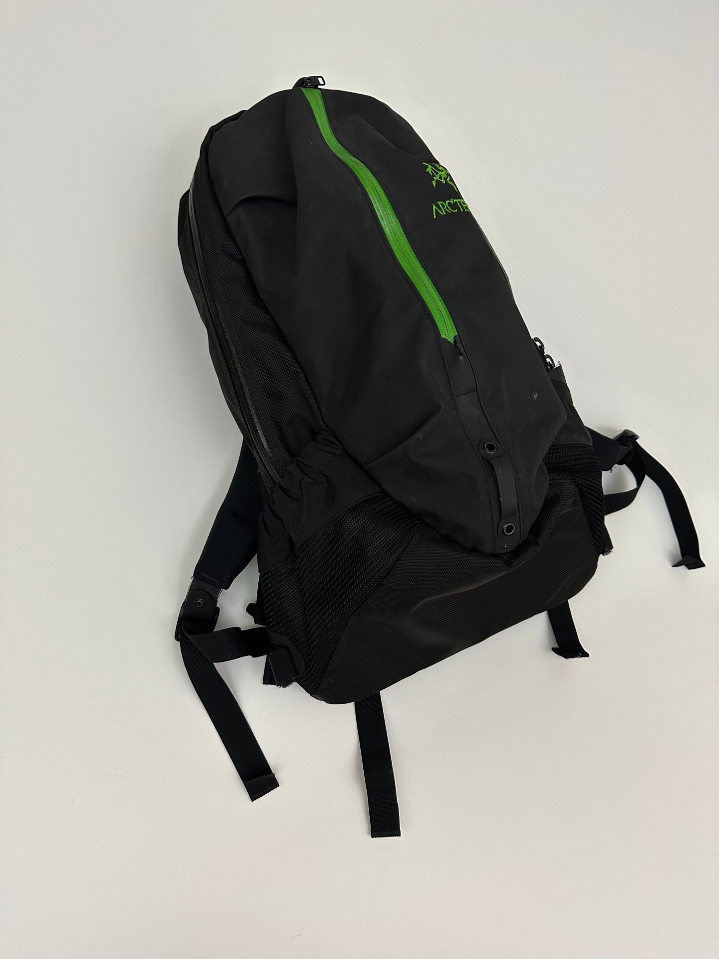 Arc’teryx Arro 22 Backpack Black / Khasi Green