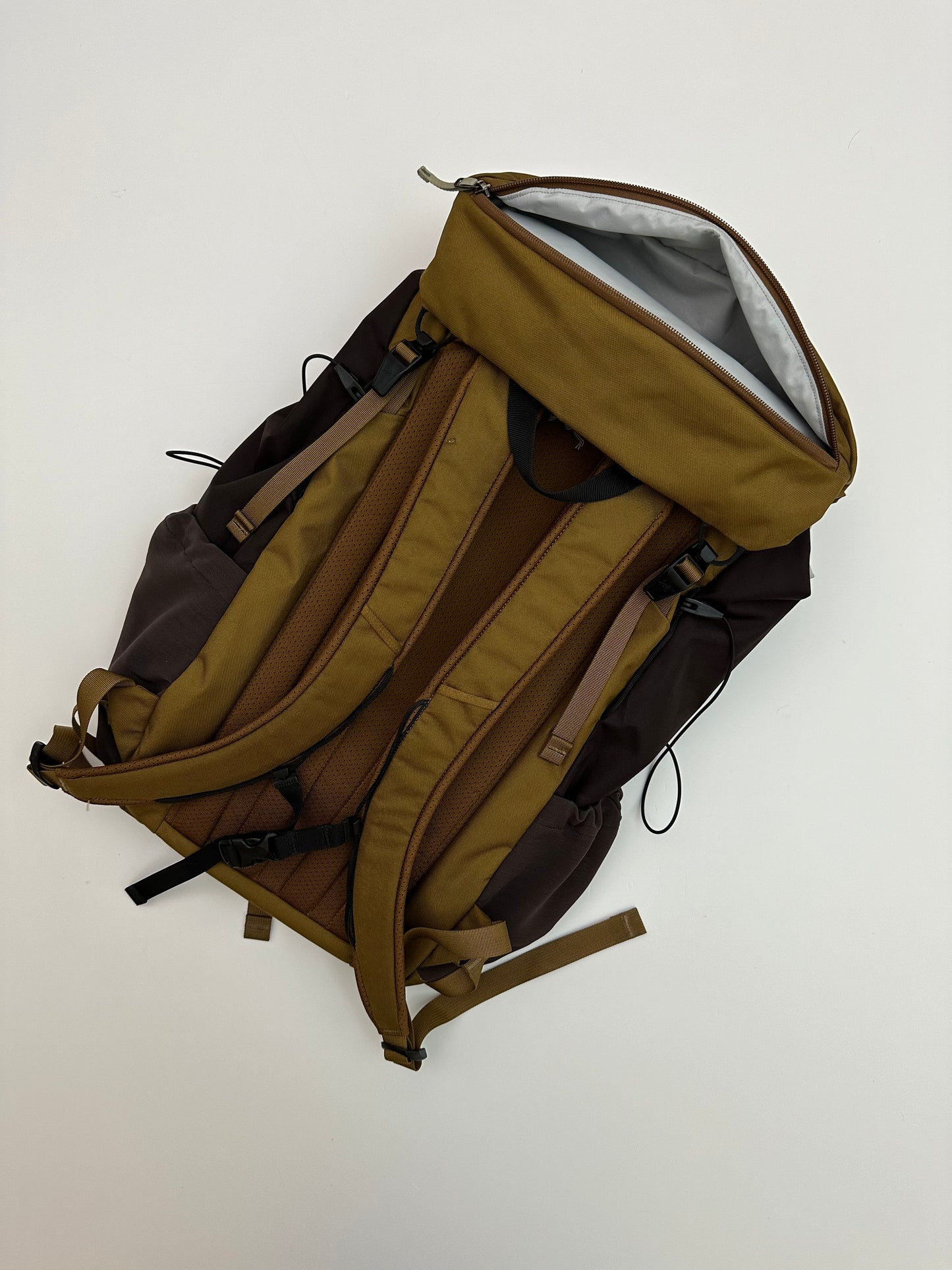 Arc’teryx Mantis 30 Backpack Relic / Bitters Brown