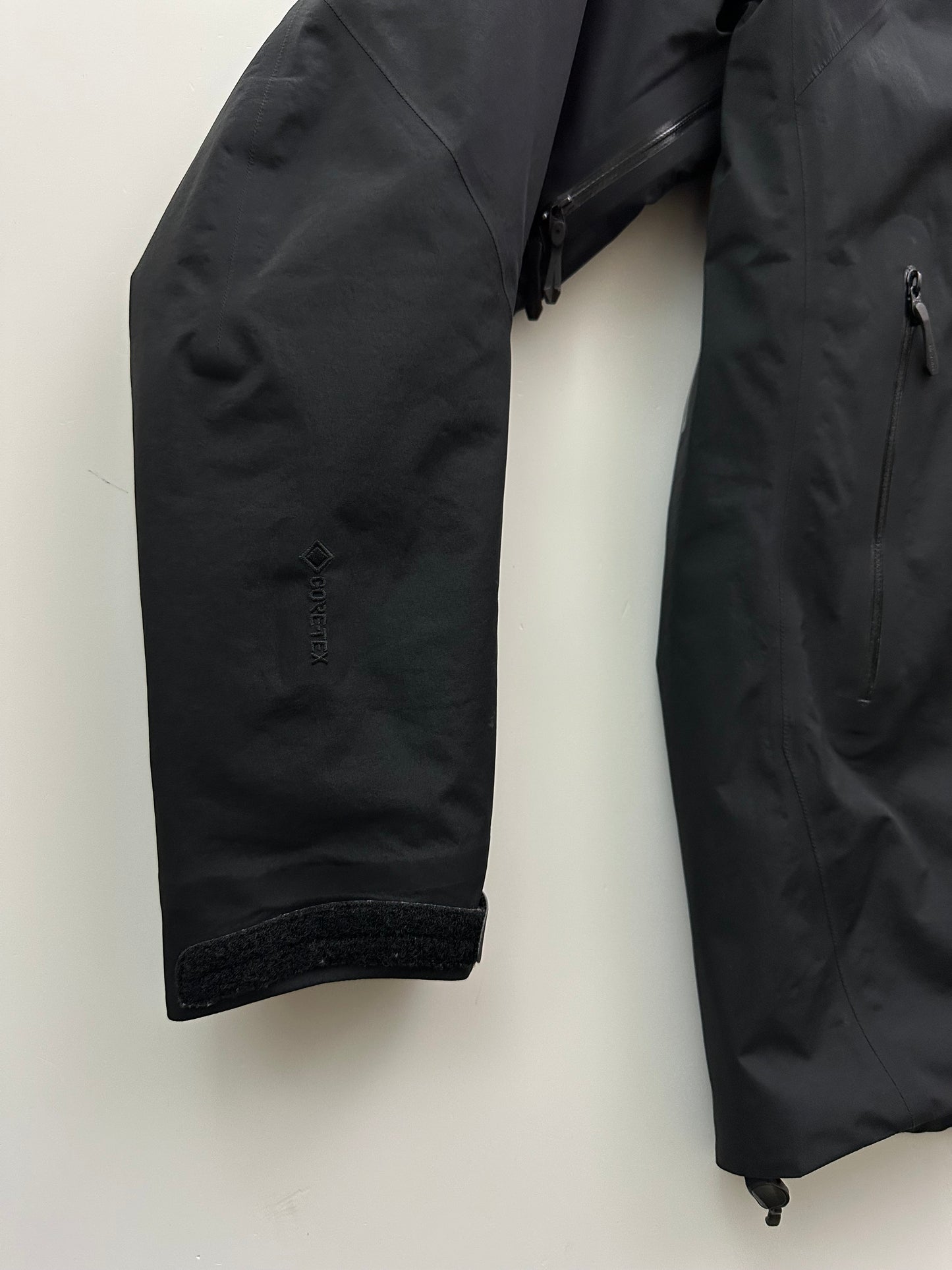 Arc’teryx Beta Insulated Jacket Black Women’s L Large Gore-Tex
