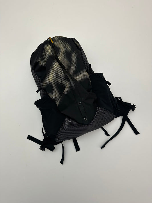 Arc’teryx System A Arro-X 16 Backpack Black / Sand Flax