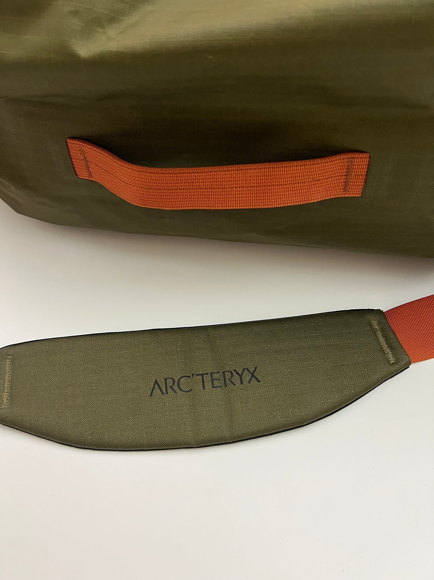 Arc’teryx Carrier Duffel 35L Dark Moss Green