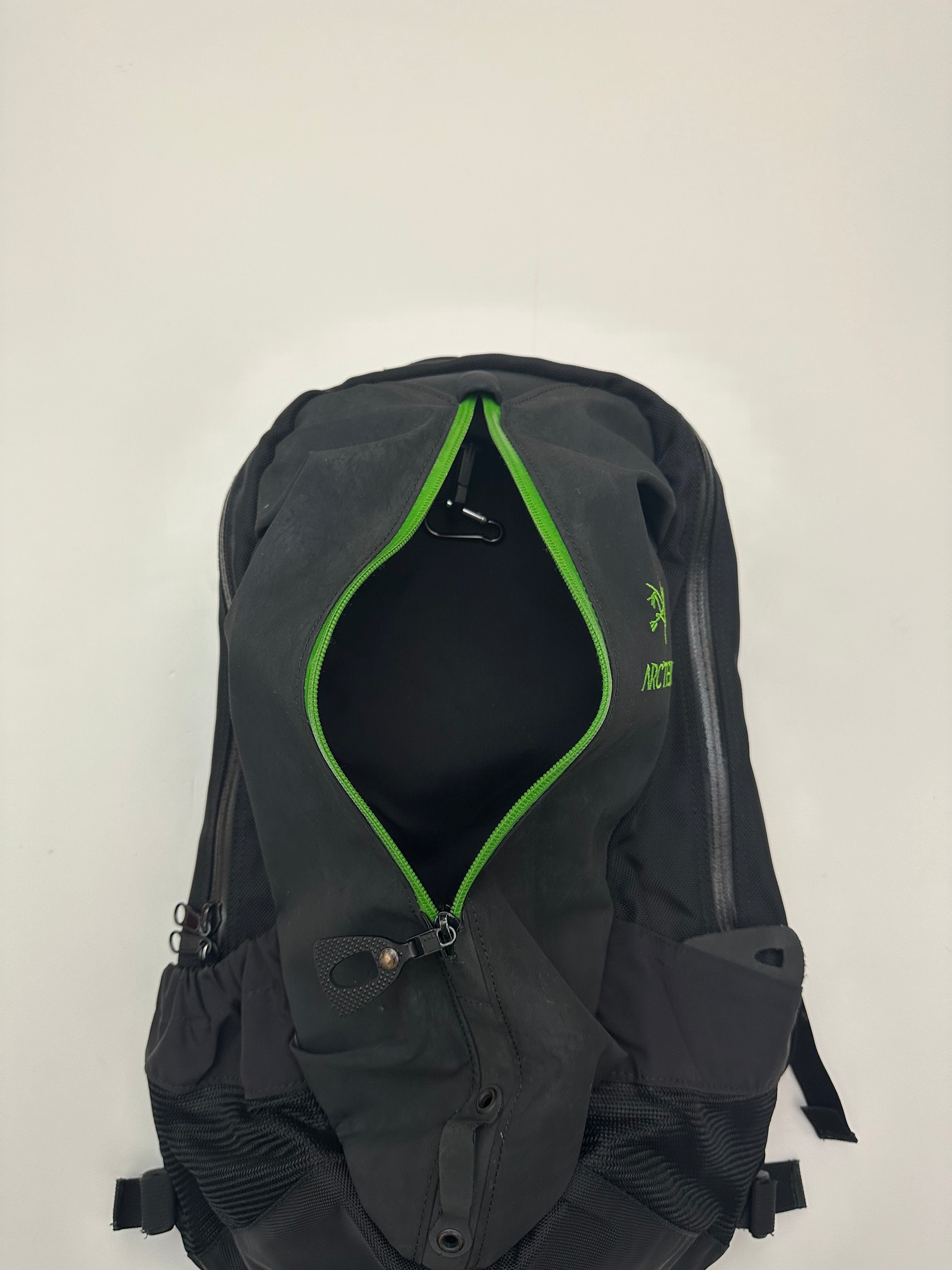 Arc'teryx Arro 22 Backpack Black / Khasi Green – Chamonyx