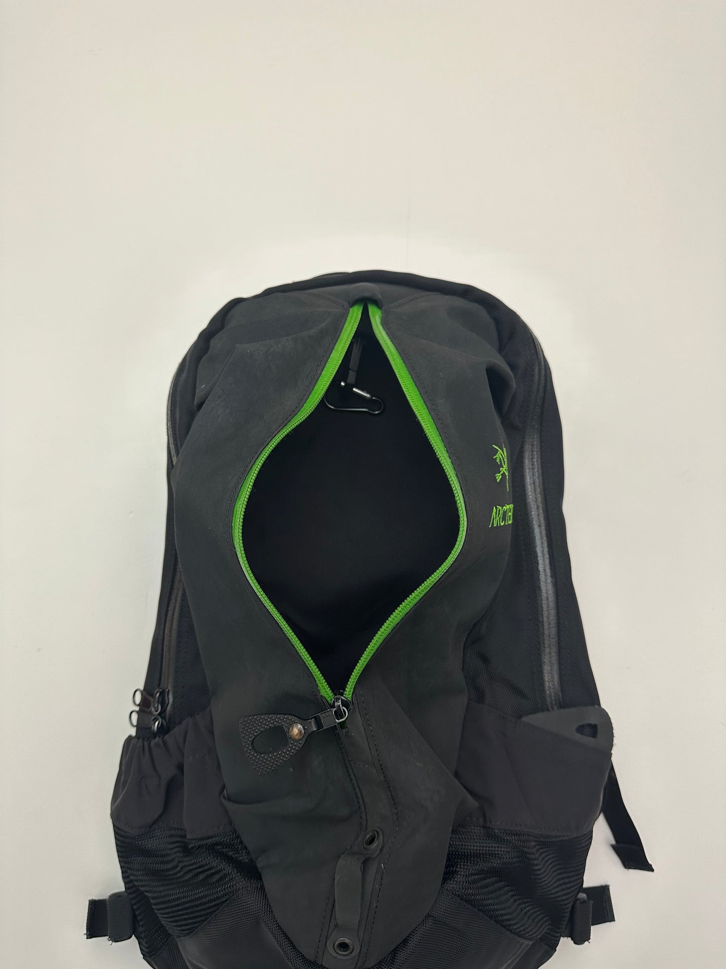 Arc’teryx Arro 22 Backpack Black / Khasi Green