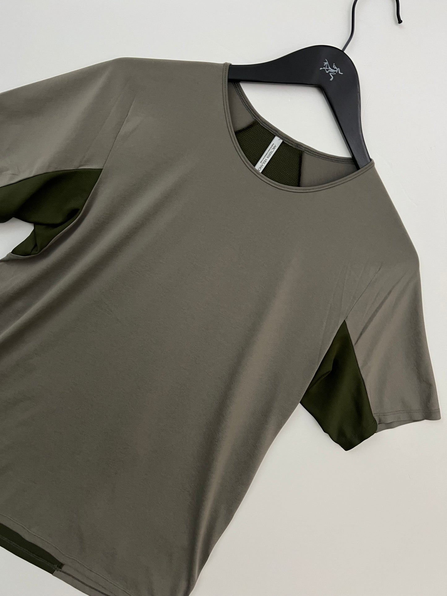 Arc’teryx Veilance Cevian Comp SS Shirt Moondust & Olive Green Men’s L Large