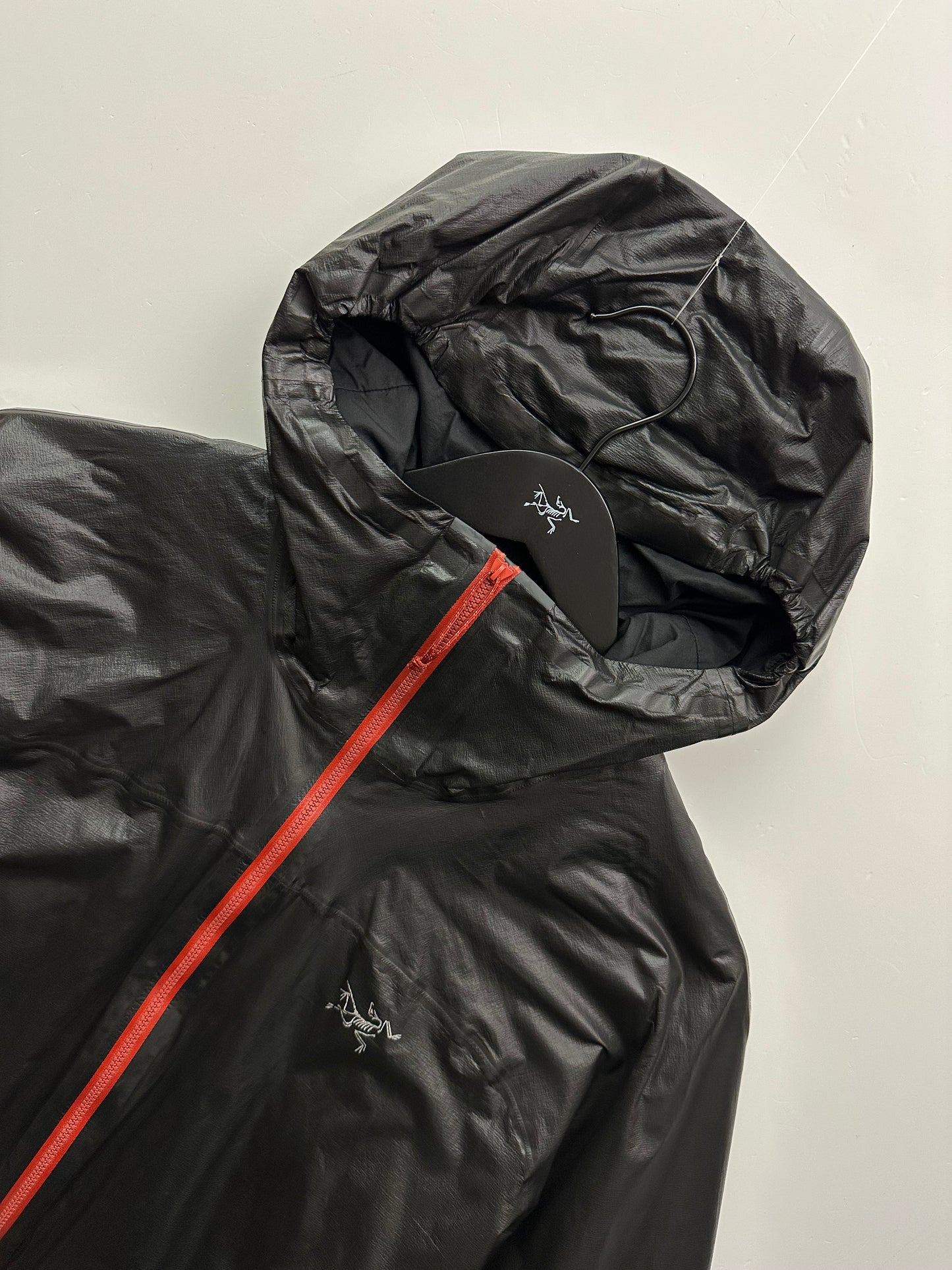 Arc’teryx Norvan SL Insulated Hoody Black / Red Men’s XL Extra Large Gore-Tex