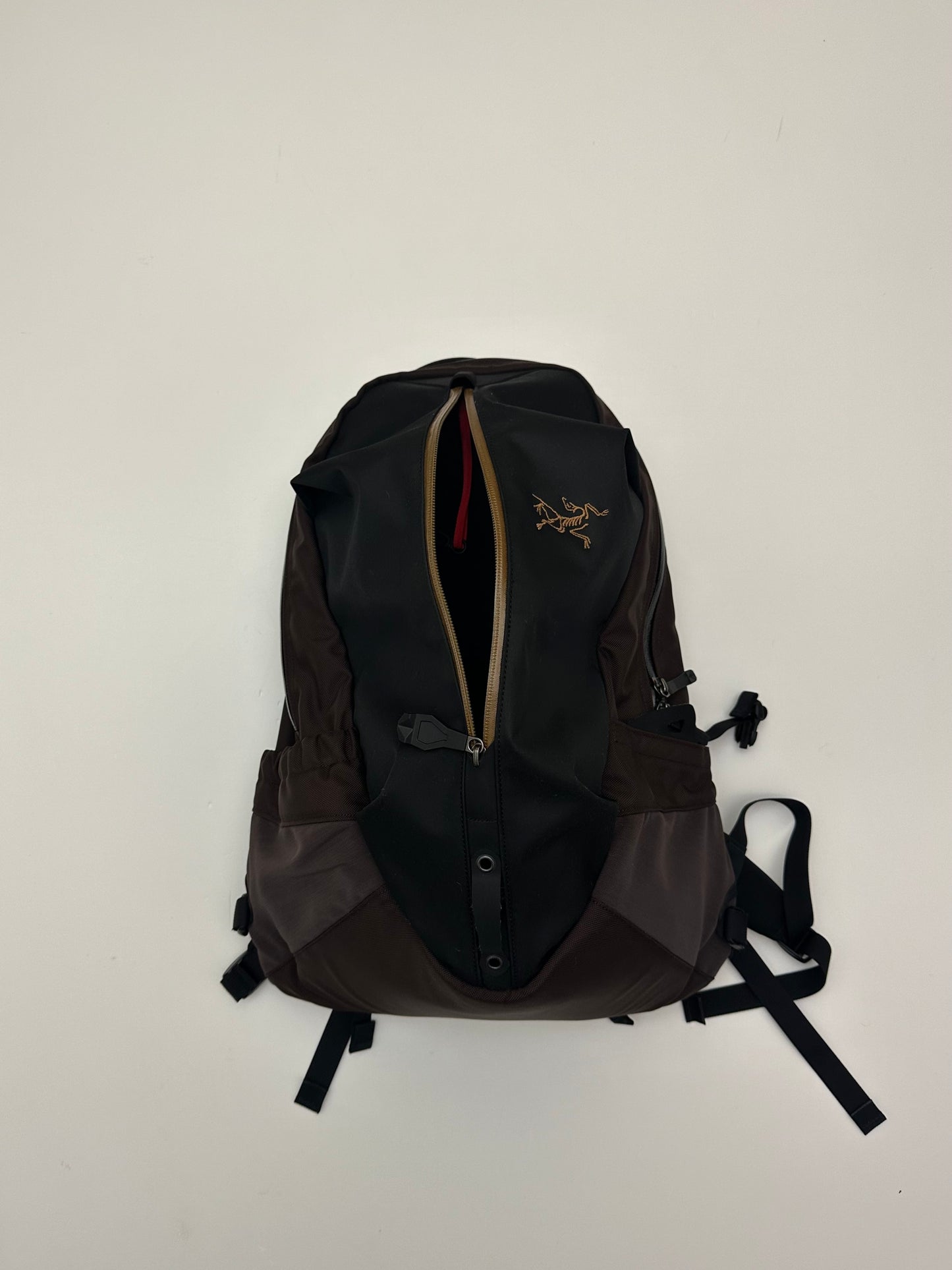 Arc’teryx Arro 16 Backpack Bitters / 24K Black