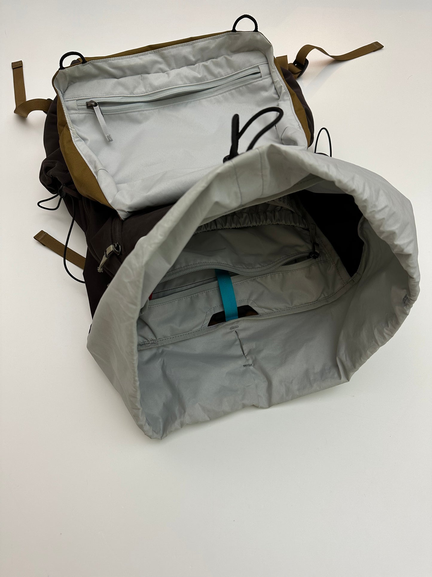 Arc’teryx Mantis 30 Backpack Relic / Bitters Brown