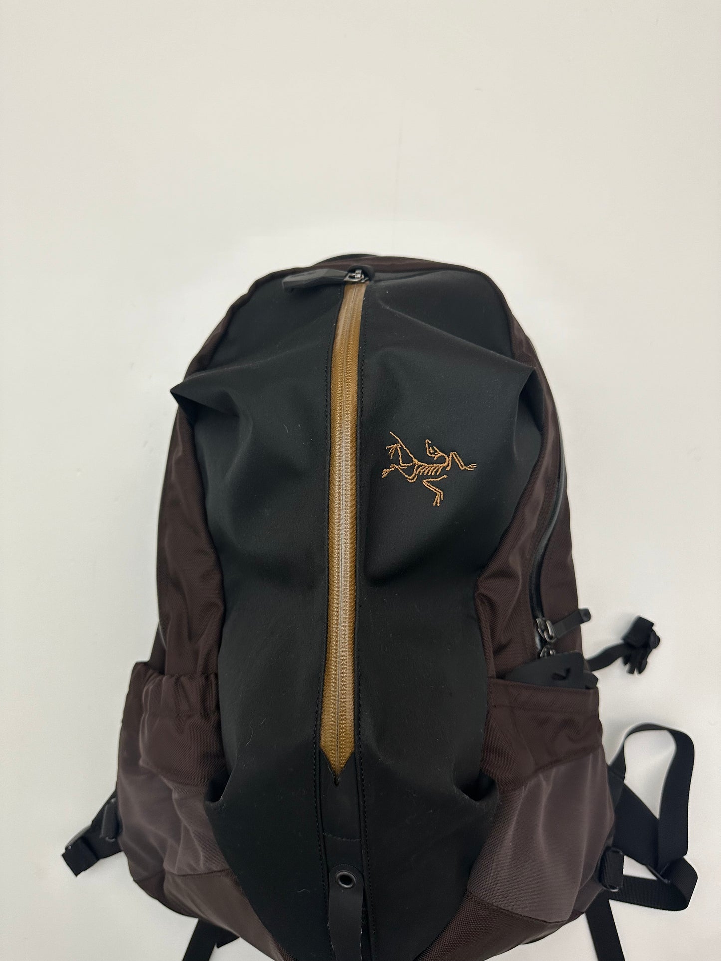 Arc’teryx Arro 16 Backpack Bitters / 24K Black