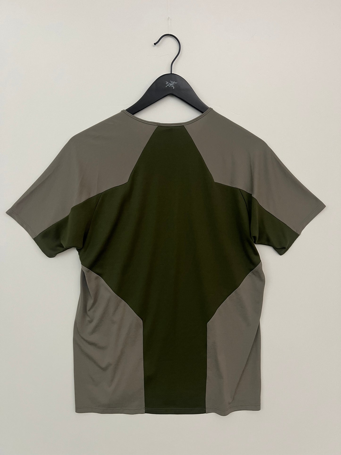 Arc’teryx Veilance Cevian Comp SS Shirt Moondust & Olive Green Men’s L Large