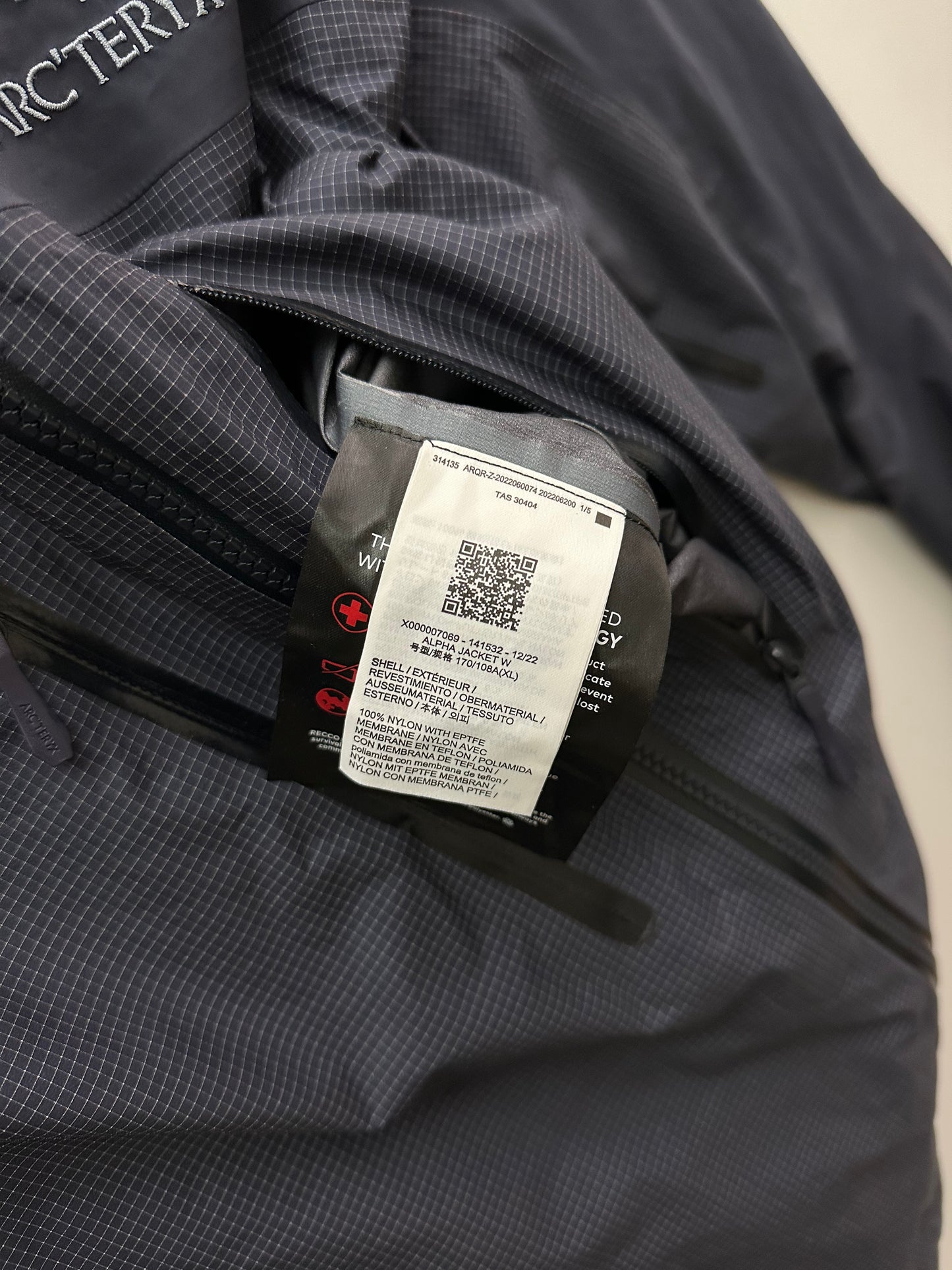 Arc’teryx Alpha Jacket Black Sapphire Women’s XL Gore-Tex Pro RECCO