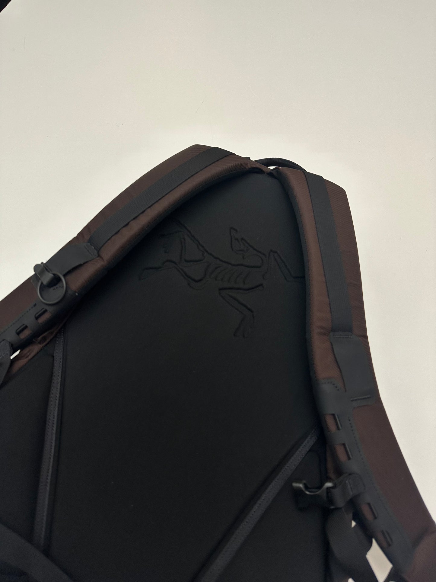 Arc’teryx Arro 16 Backpack Bitters / 24K Black