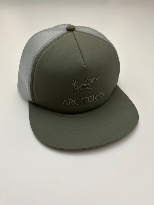 Arc’teryx Logo Trucker Flat Hat Forage Green