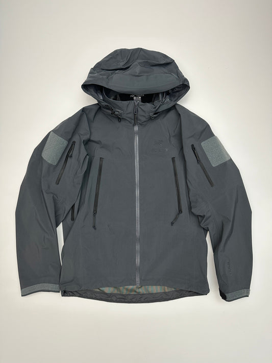 Arc’teryx LEAF Alpha Jacket Wolf Grey Men’s M Medium Gore-Tex