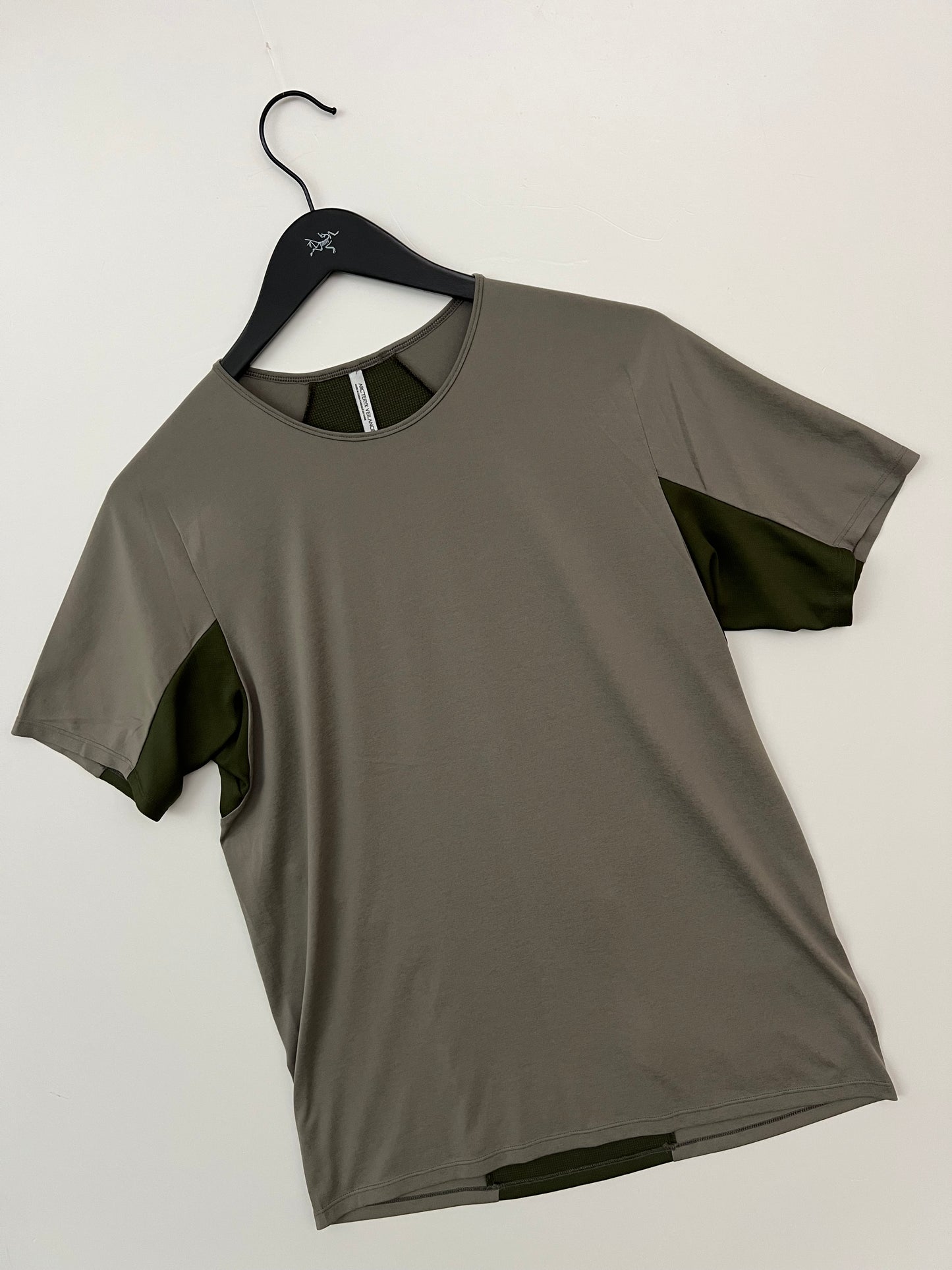 Arc’teryx Veilance Cevian Comp SS Shirt Moondust & Olive Green Men’s L Large