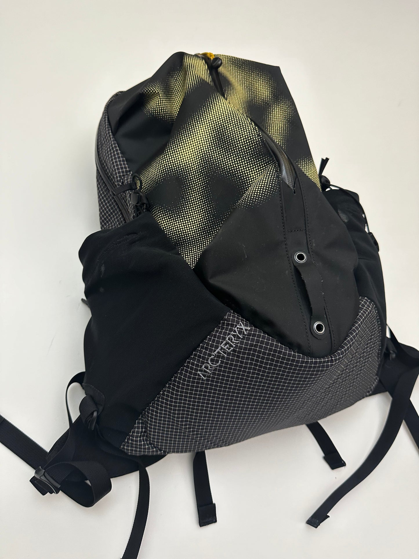 Arc’teryx System A Arro-X 16 Backpack Black / Sand Flax