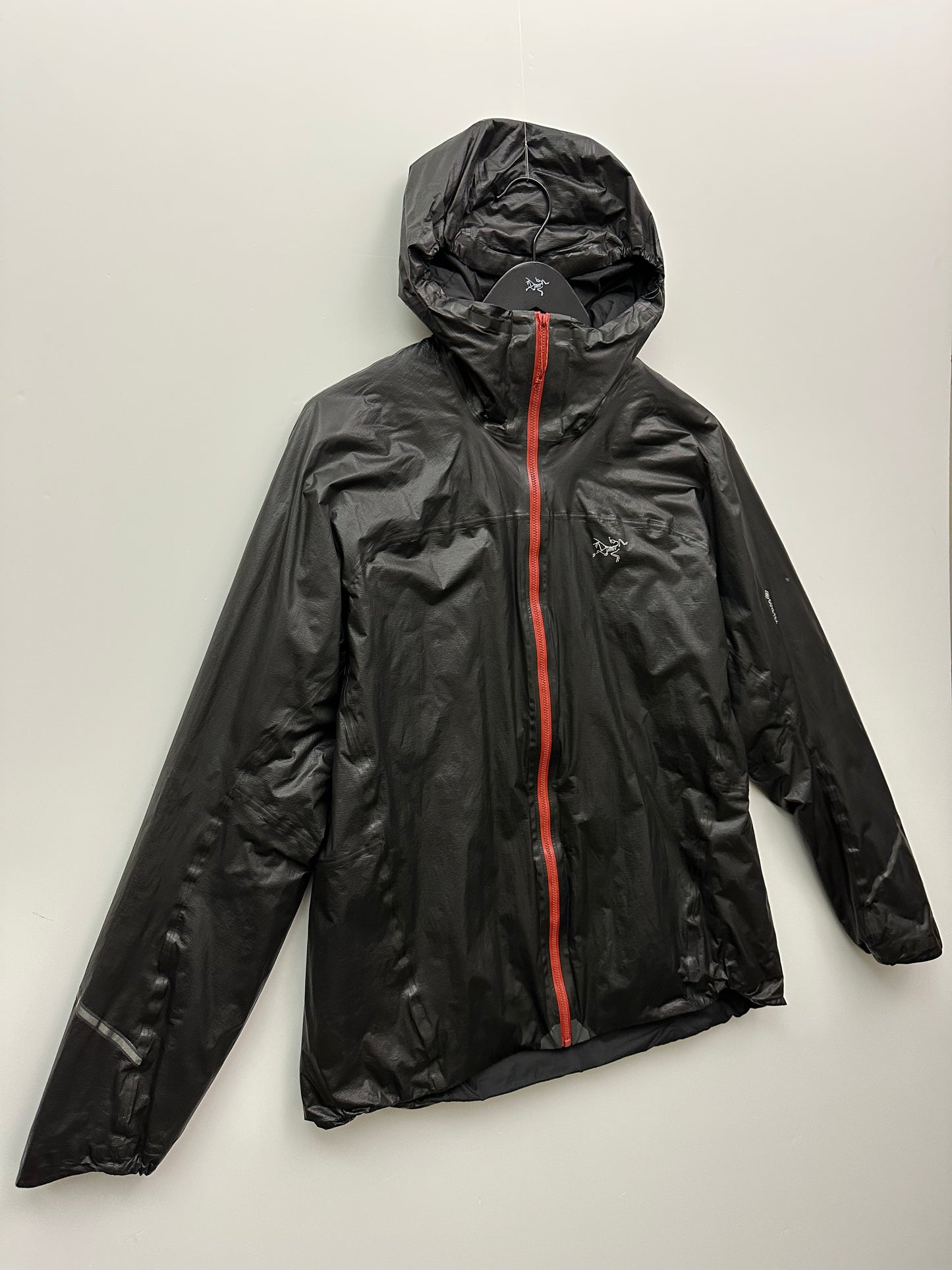 Arc’teryx Norvan SL Insulated Hoody Black / Red Men’s XL Extra Large Gore-Tex