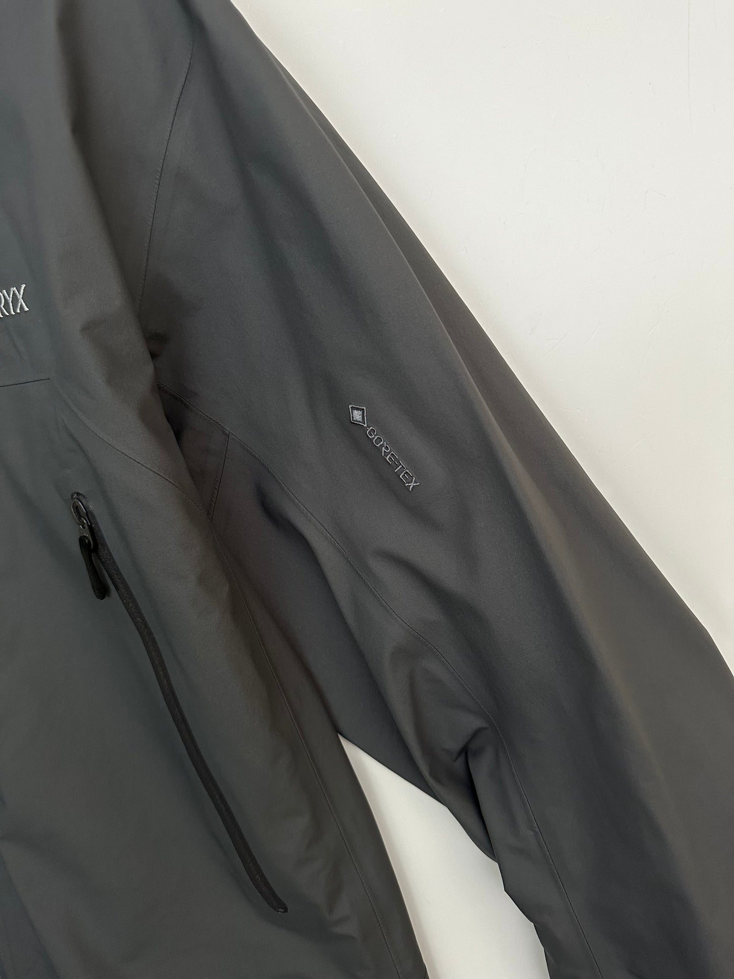 Arc’teryx Beta Jacket Cloud Grey Men’s S Small Gore-Tex