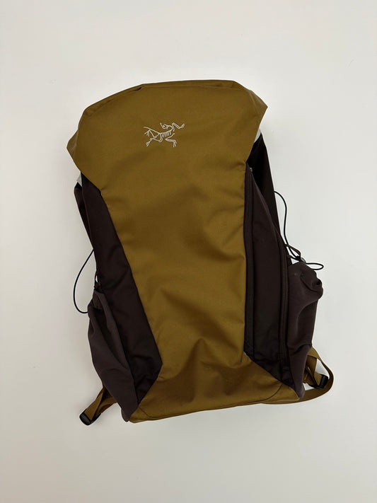 Arc’teryx Mantis 30 Backpack Relic / Bitters Brown