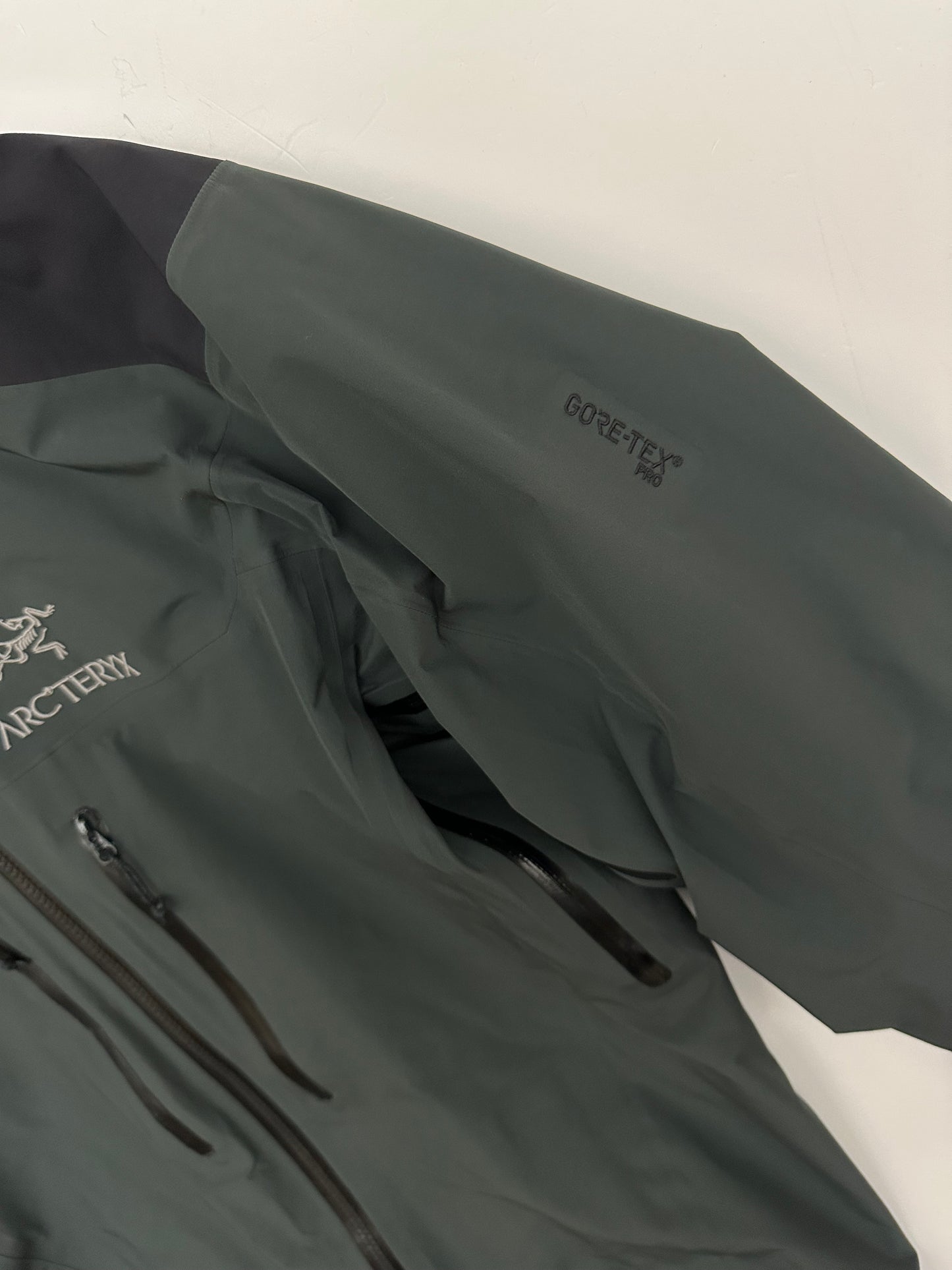 Arc’teryx Alpha AR Jacket Graphite Grey Men’s S Small Gore-Tex Pro