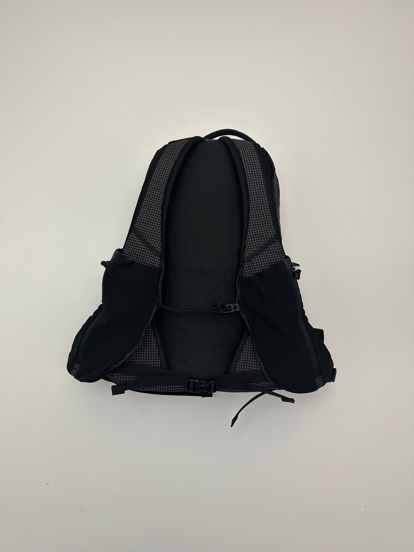 Arc’teryx System A Arro-X 16 Backpack Black / Sand Flax