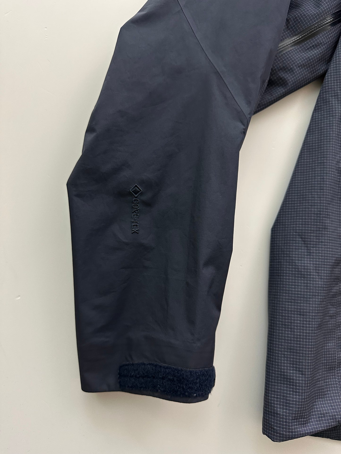 Arc’teryx Alpha Jacket Black Sapphire Women’s XL Gore-Tex Pro RECCO