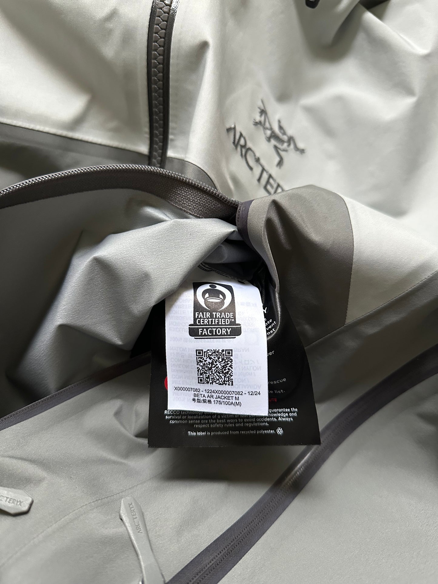 Arc’teryx Beta AR Jacket Solitude / Void Men’s M Medium Gore-Tex Pro RECCO