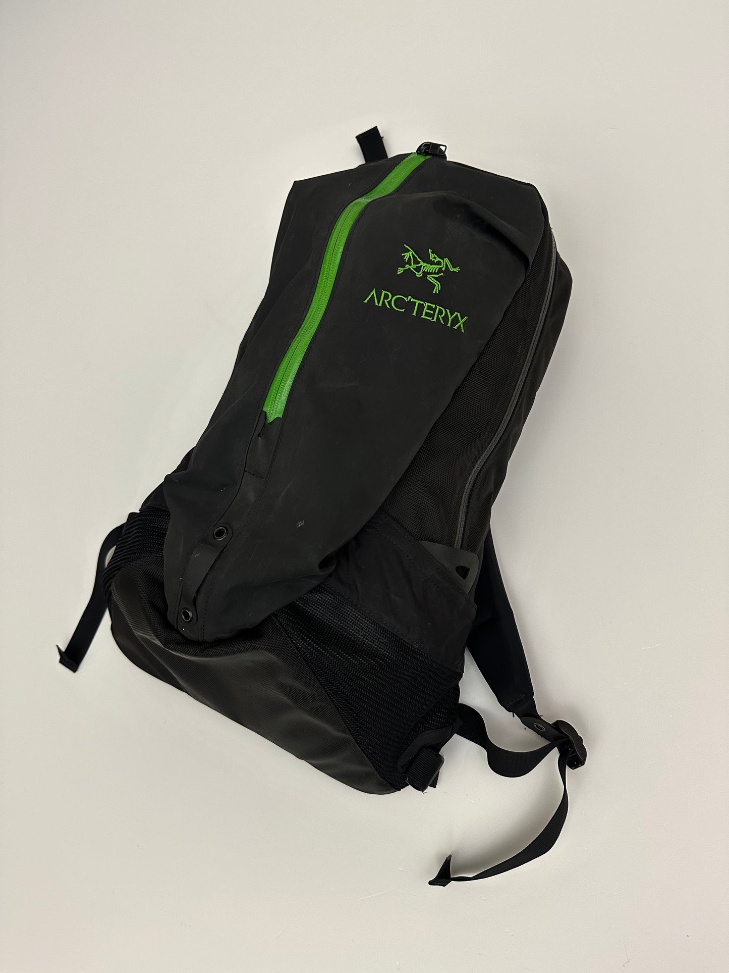 Arc’teryx Arro 22 Backpack Black / Khasi Green