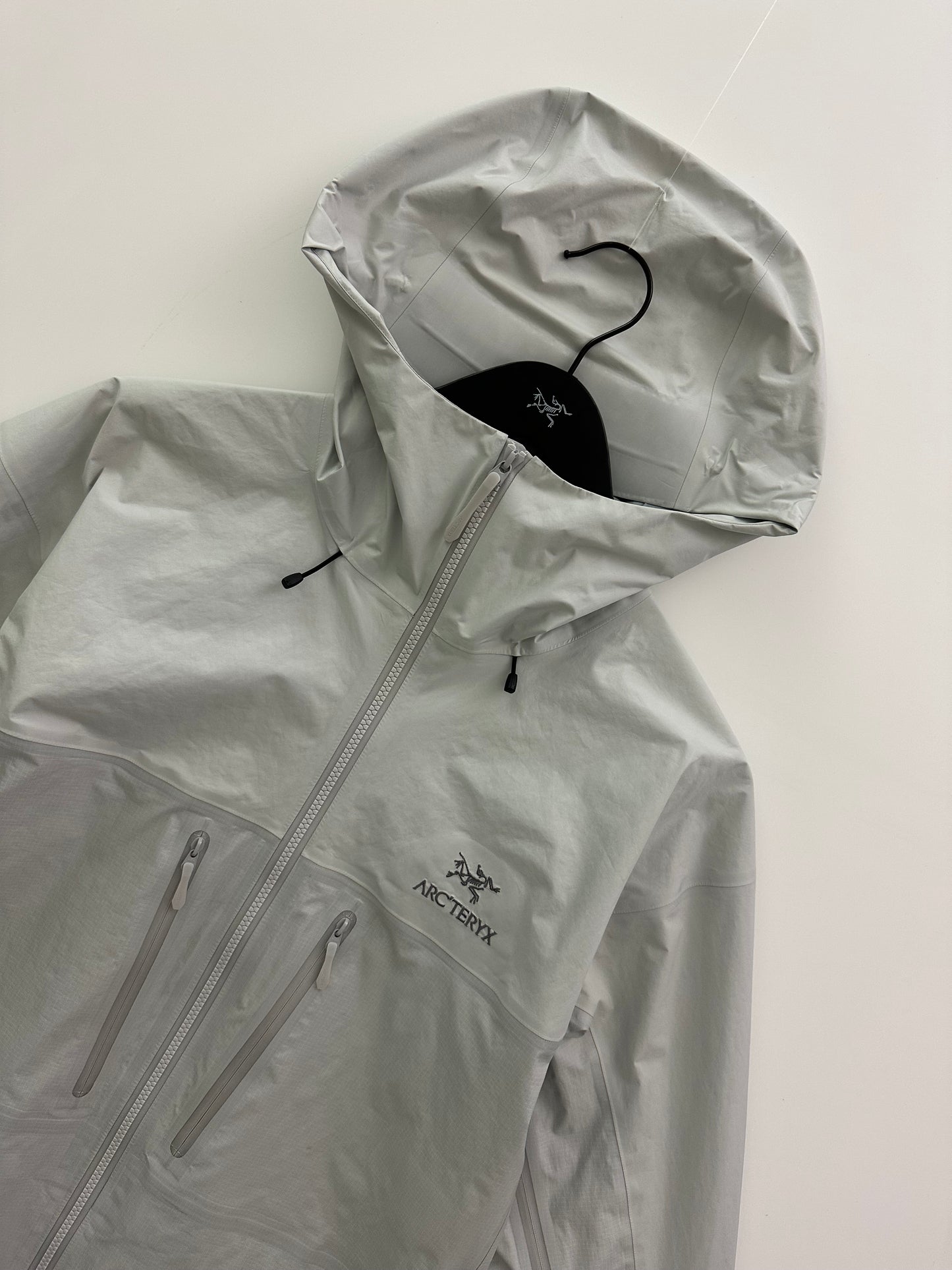 Arc’teryx Alpha Jacket Solitude Grey Women’s XXL Gore-Tex Pro RECCO